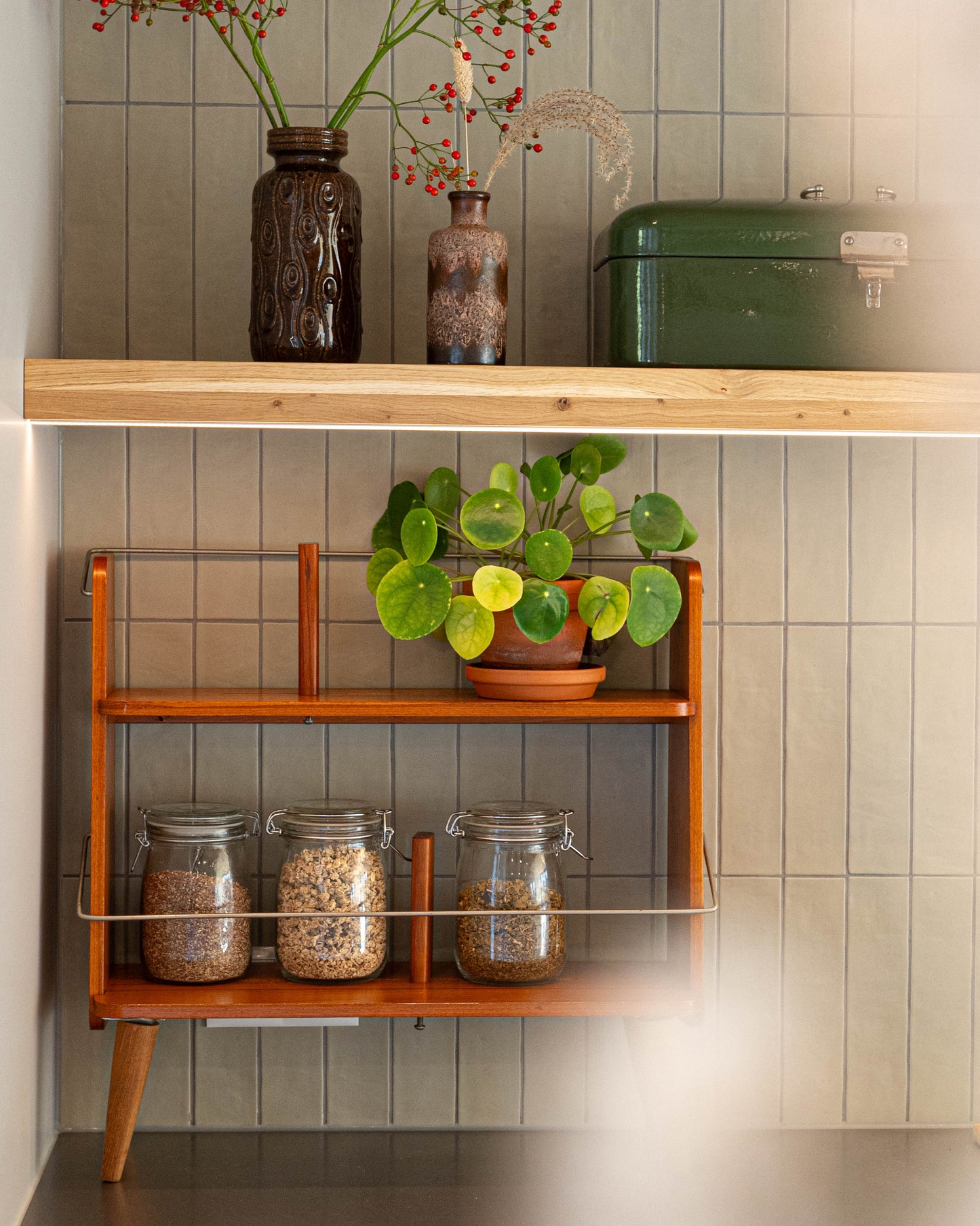 Vintage boekenkastje, plantentafel