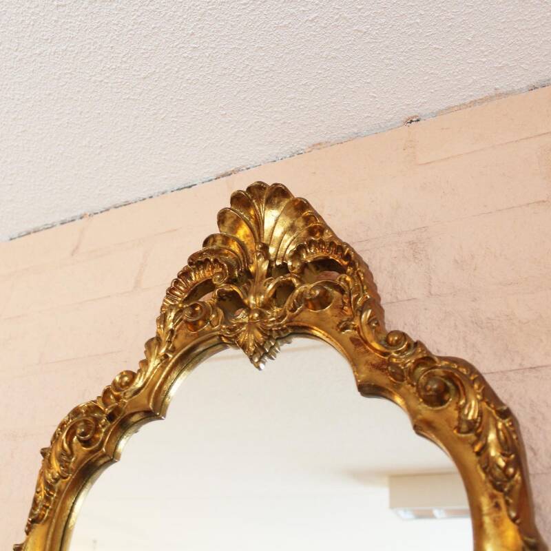 Goldener Holzspiegel mit Wappen
