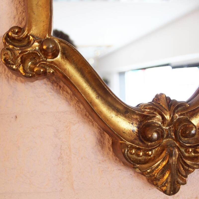 Goldener Holzspiegel mit Wappen