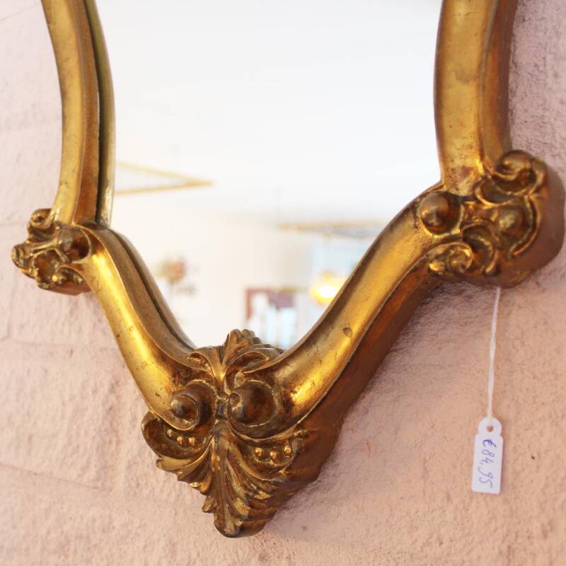 Goldener Holzspiegel mit Wappen