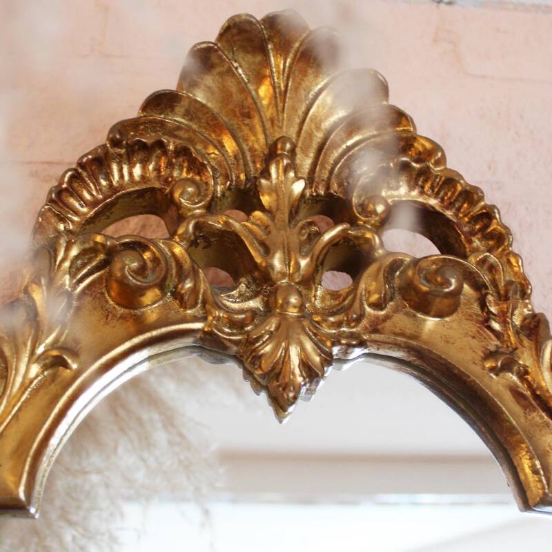 Goldener Holzspiegel mit Wappen