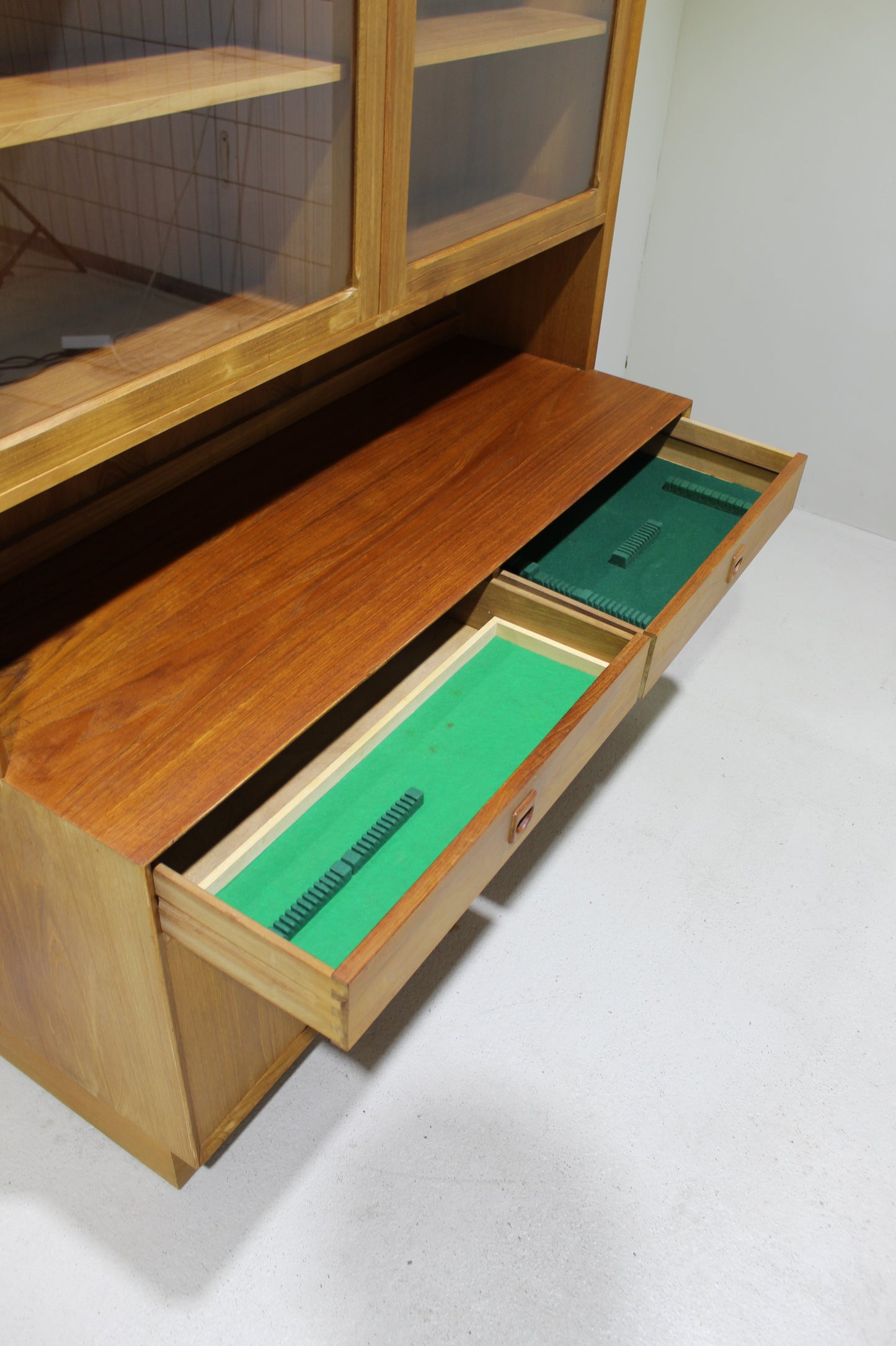 Vintage wandkast, vitrinekast, Deens Design