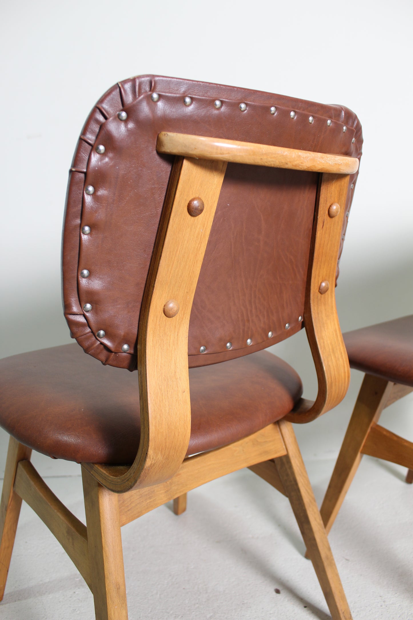 2x vintage eetkamerstoelen jaren '60 rood/bruin