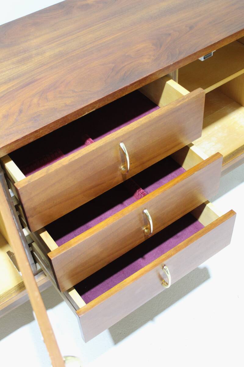 Vintage Sideboard - 70er Jahre, goldene Griffe