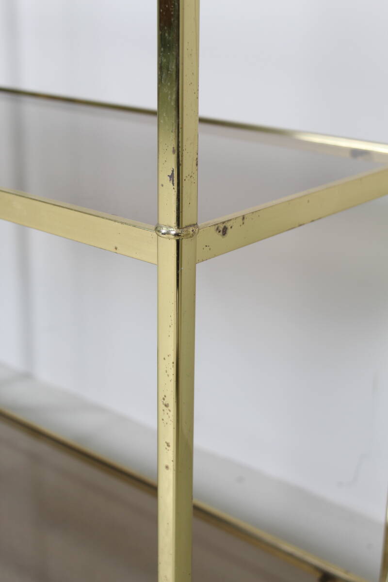 Vintage vitrinekast, wandrek - jaren '70, messing, rookglas