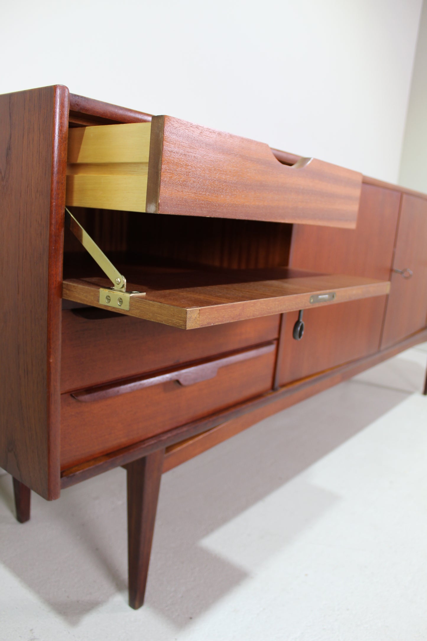 Sideboard im Vintage-Design – Teakholz aus den 1960er Jahren
