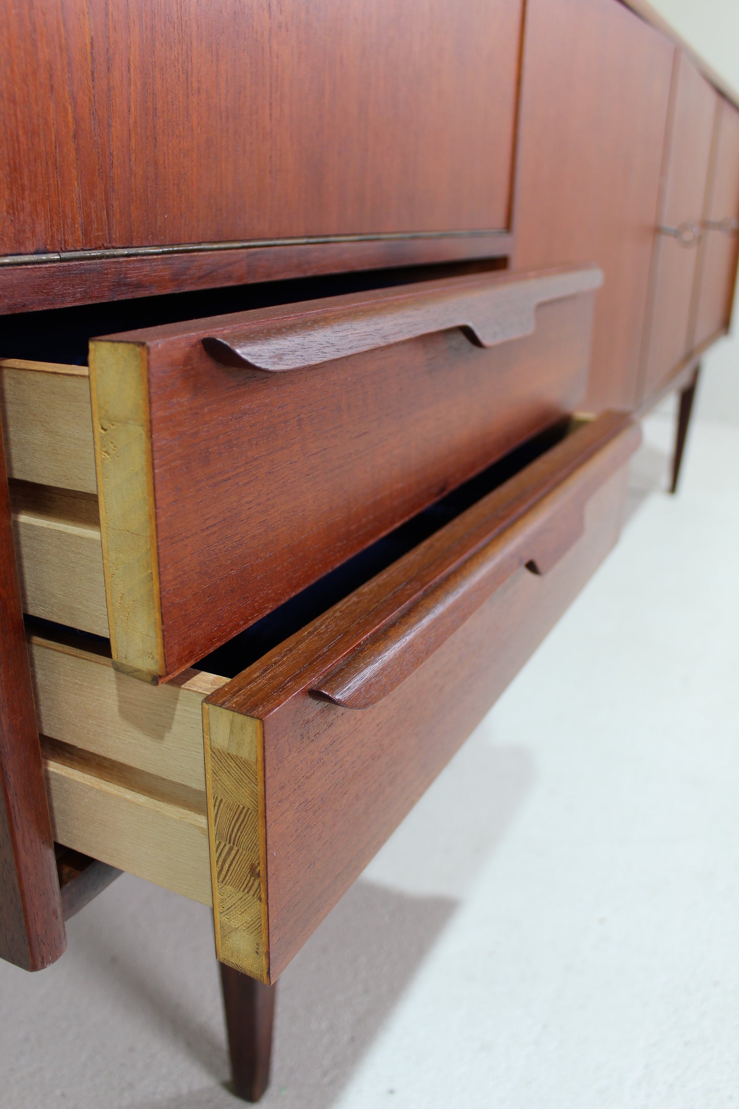 Sideboard im Vintage-Design – Teakholz aus den 1960er Jahren