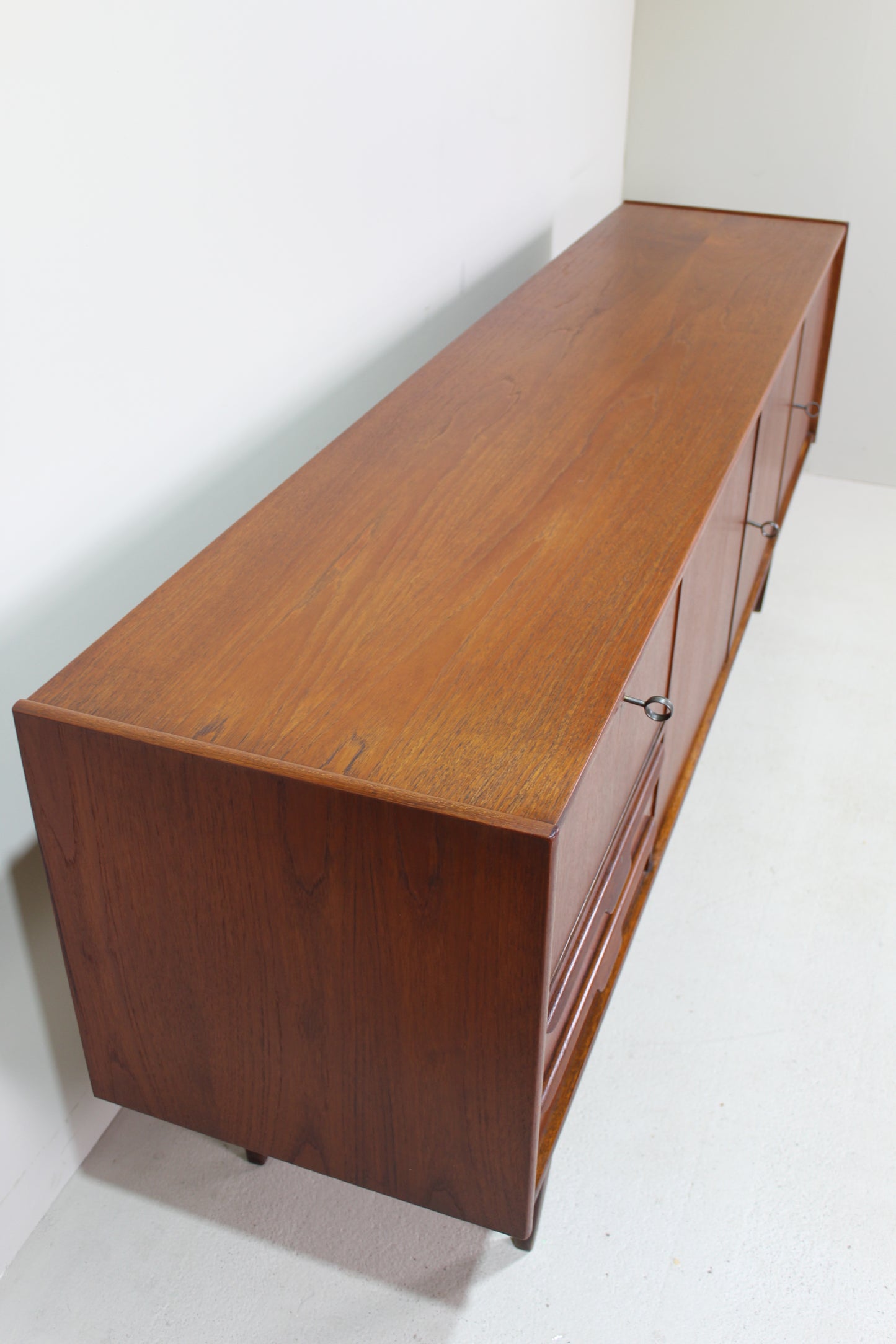 Sideboard im Vintage-Design – Teakholz aus den 1960er Jahren