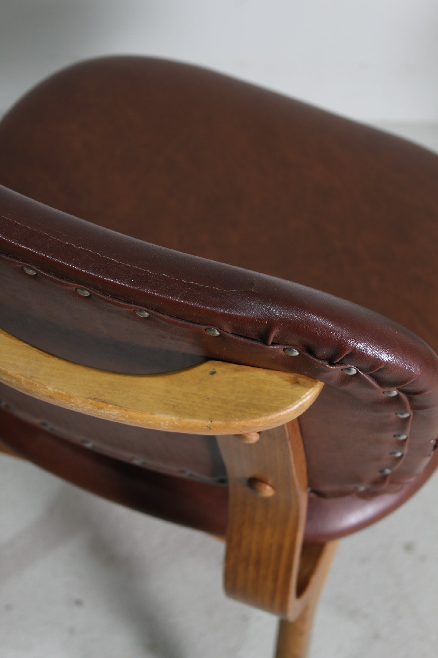 2x vintage eetkamerstoelen jaren '60 rood/bruin