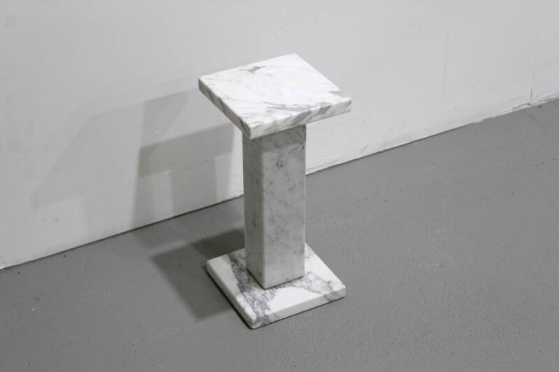 Vintage zuil, plantenstandaard, pilaar - marmer