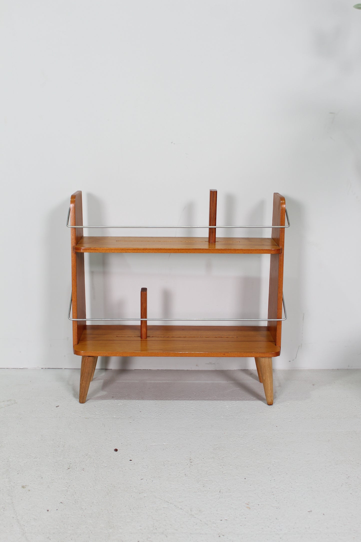 Vintage boekenkastje, plantentafel