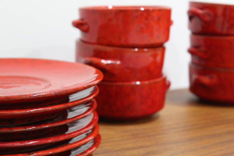 Vintage soepkommen en bordjes, servies - rood | 00922