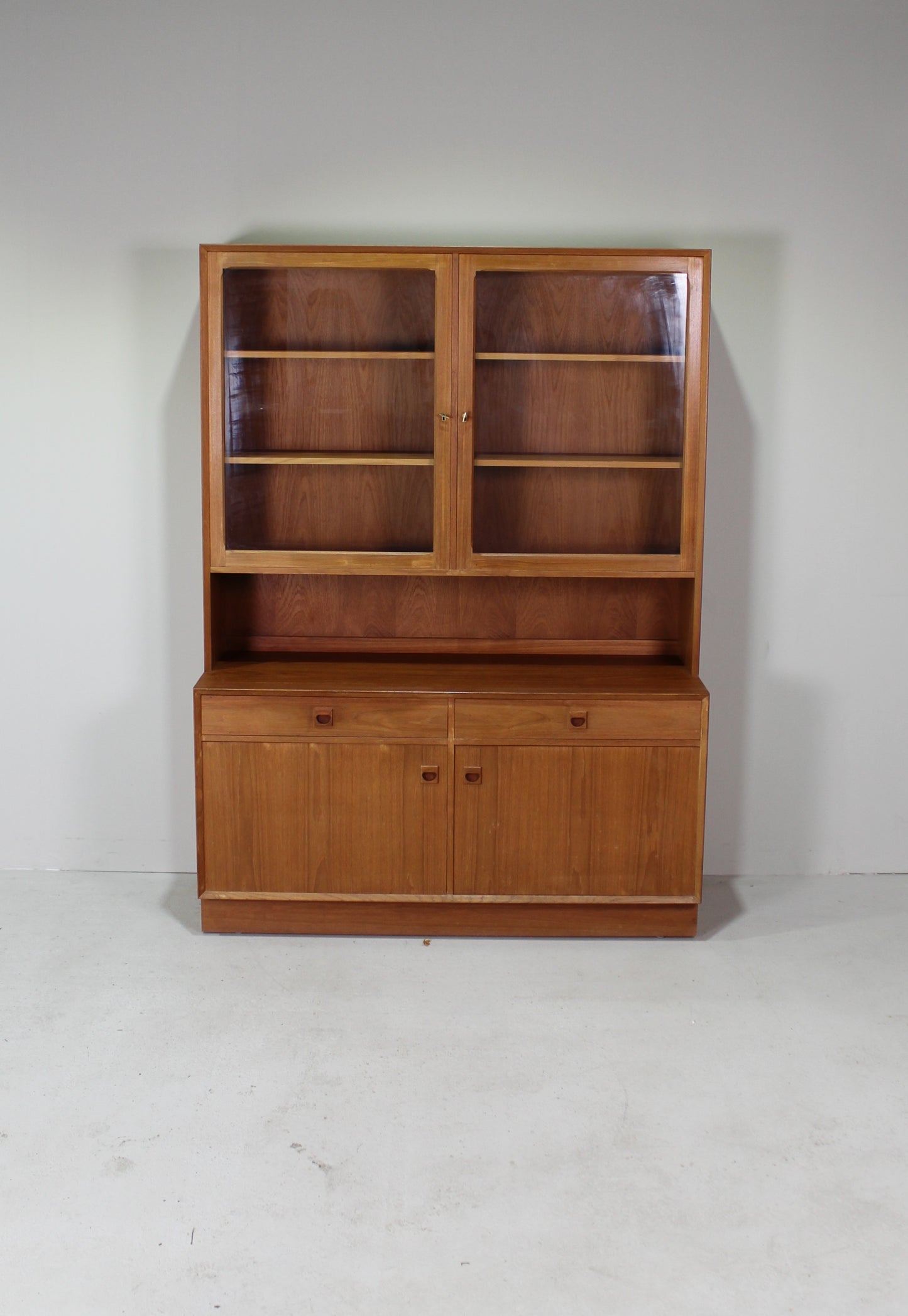 Vintage wandkast, vitrinekast, Deens Design