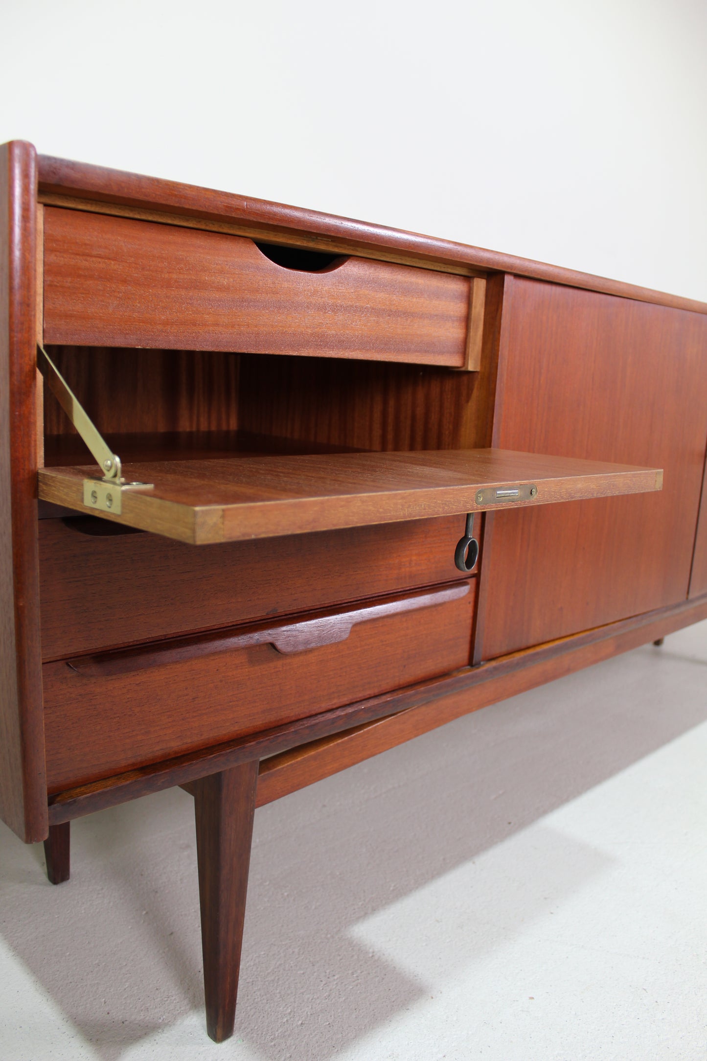 Sideboard im Vintage-Design – Teakholz aus den 1960er Jahren