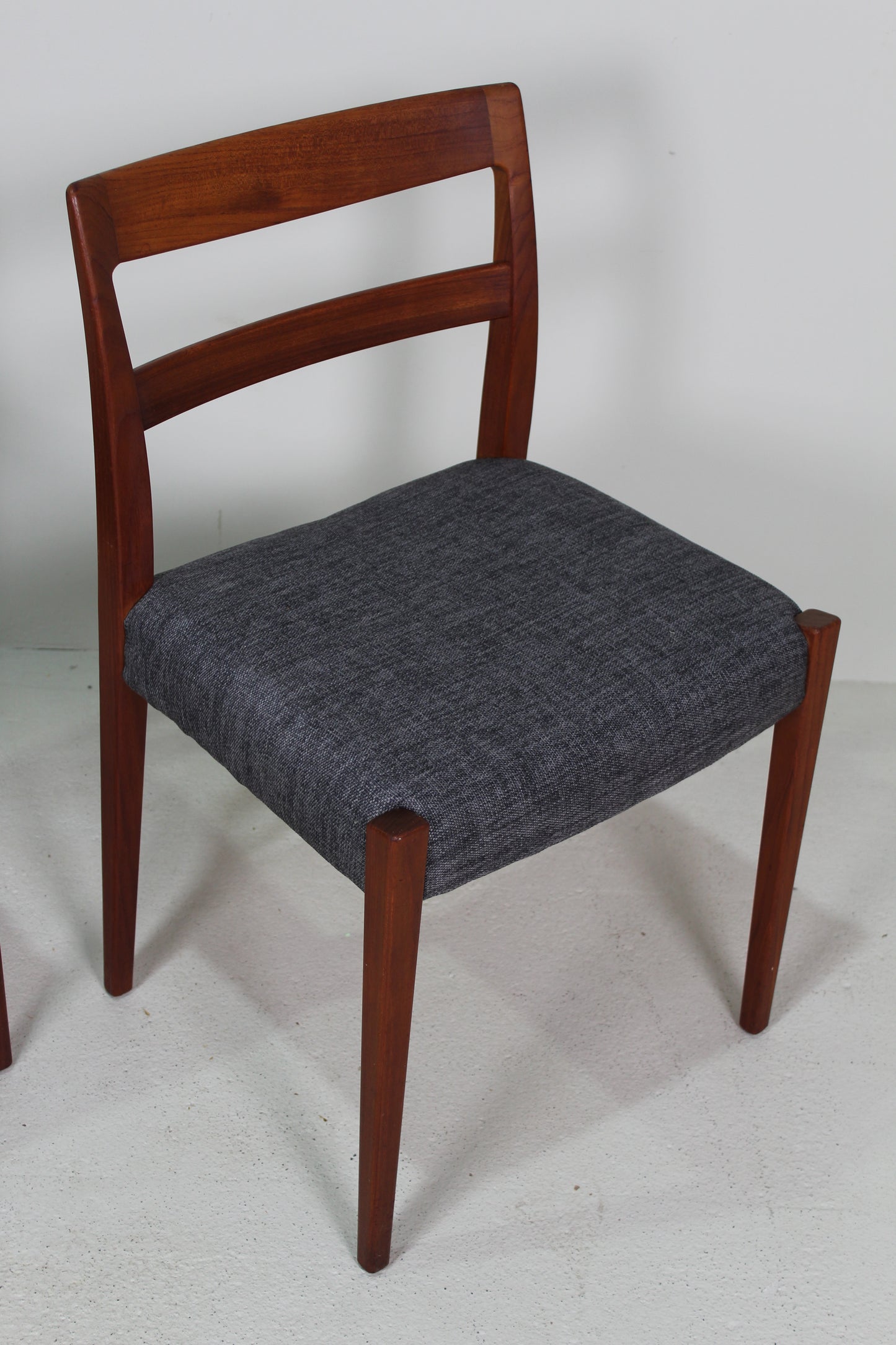 2x Vintage Zweeds design eetkamerstoelen