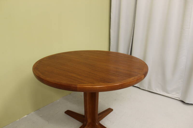 Vintage Danish Design dining table, extendable