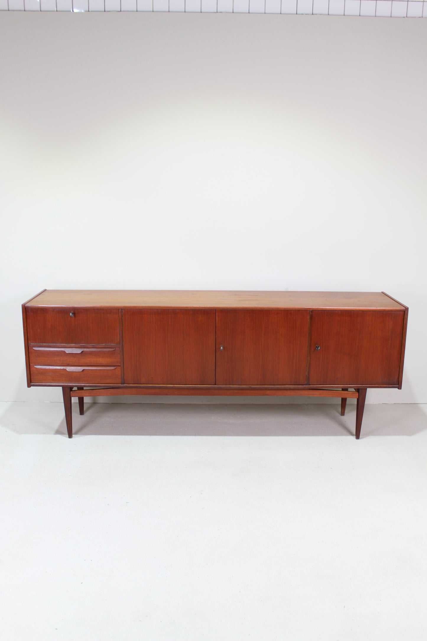 Sideboard im Vintage-Design – Teakholz aus den 1960er Jahren