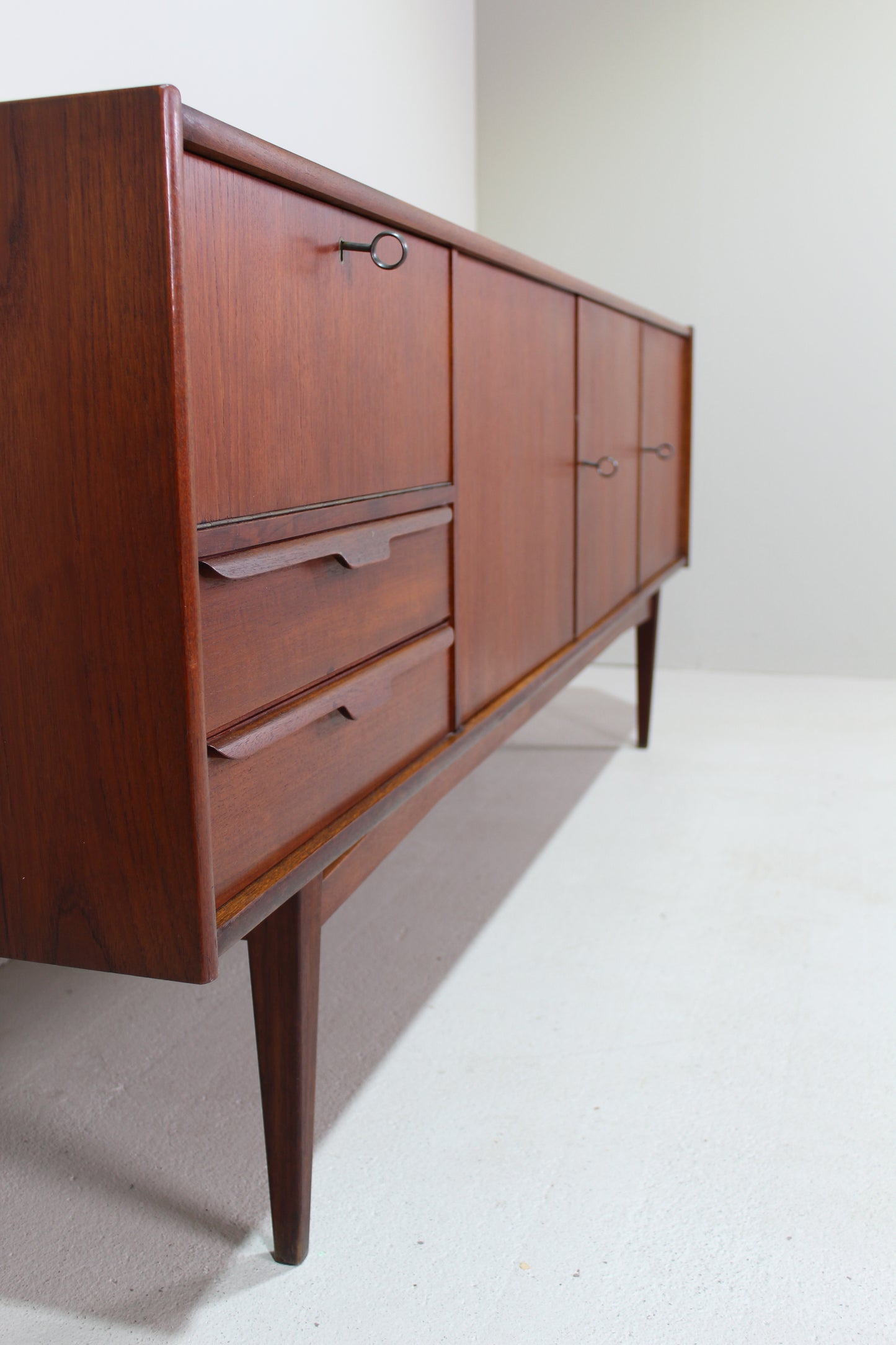 Sideboard im Vintage-Design – Teakholz aus den 1960er Jahren