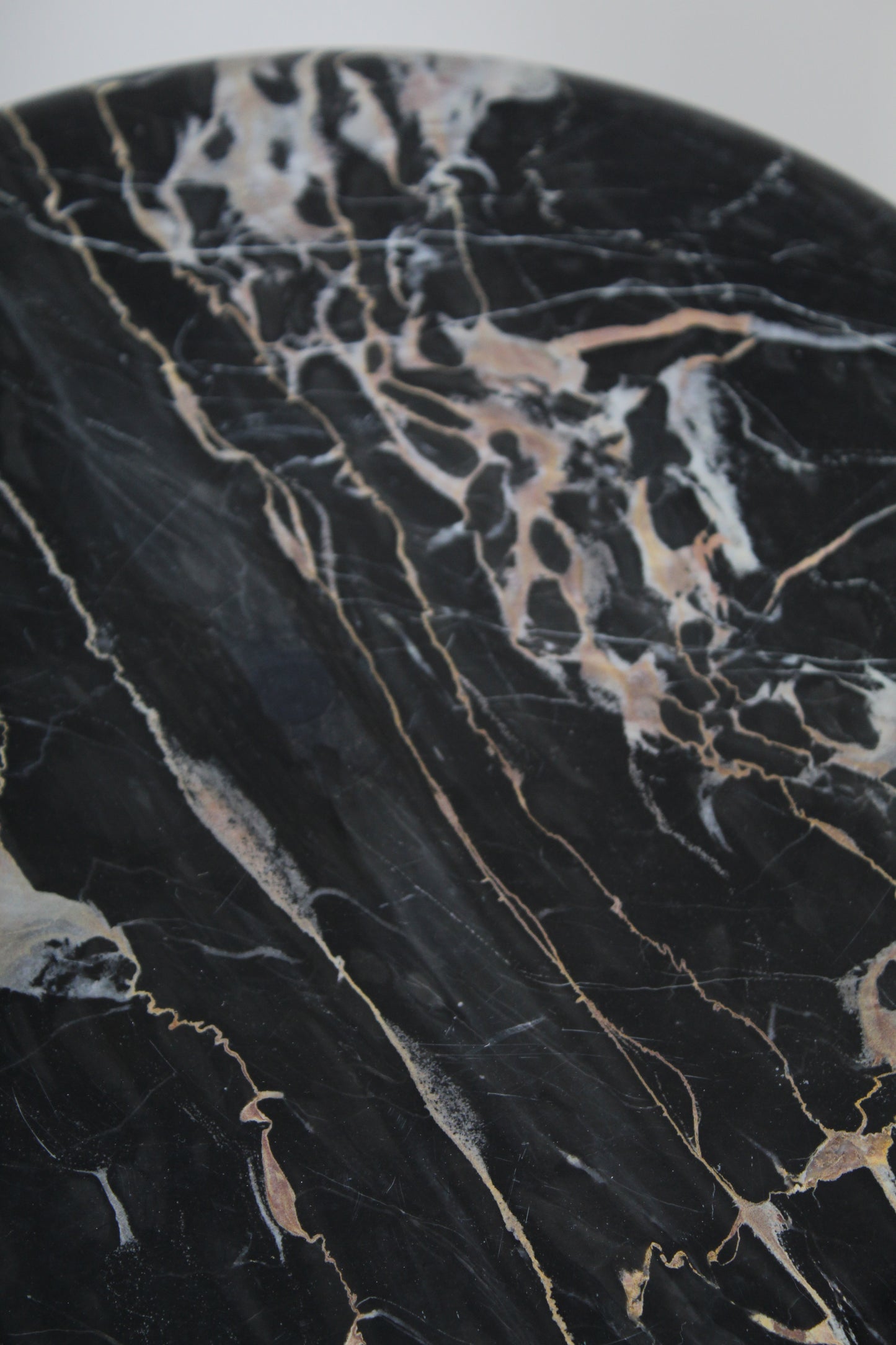 Vintage travertin, marmer plantenzuil