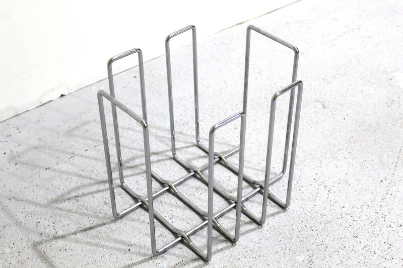 Vintage metalen lectuurmand, krantenbak | 01104