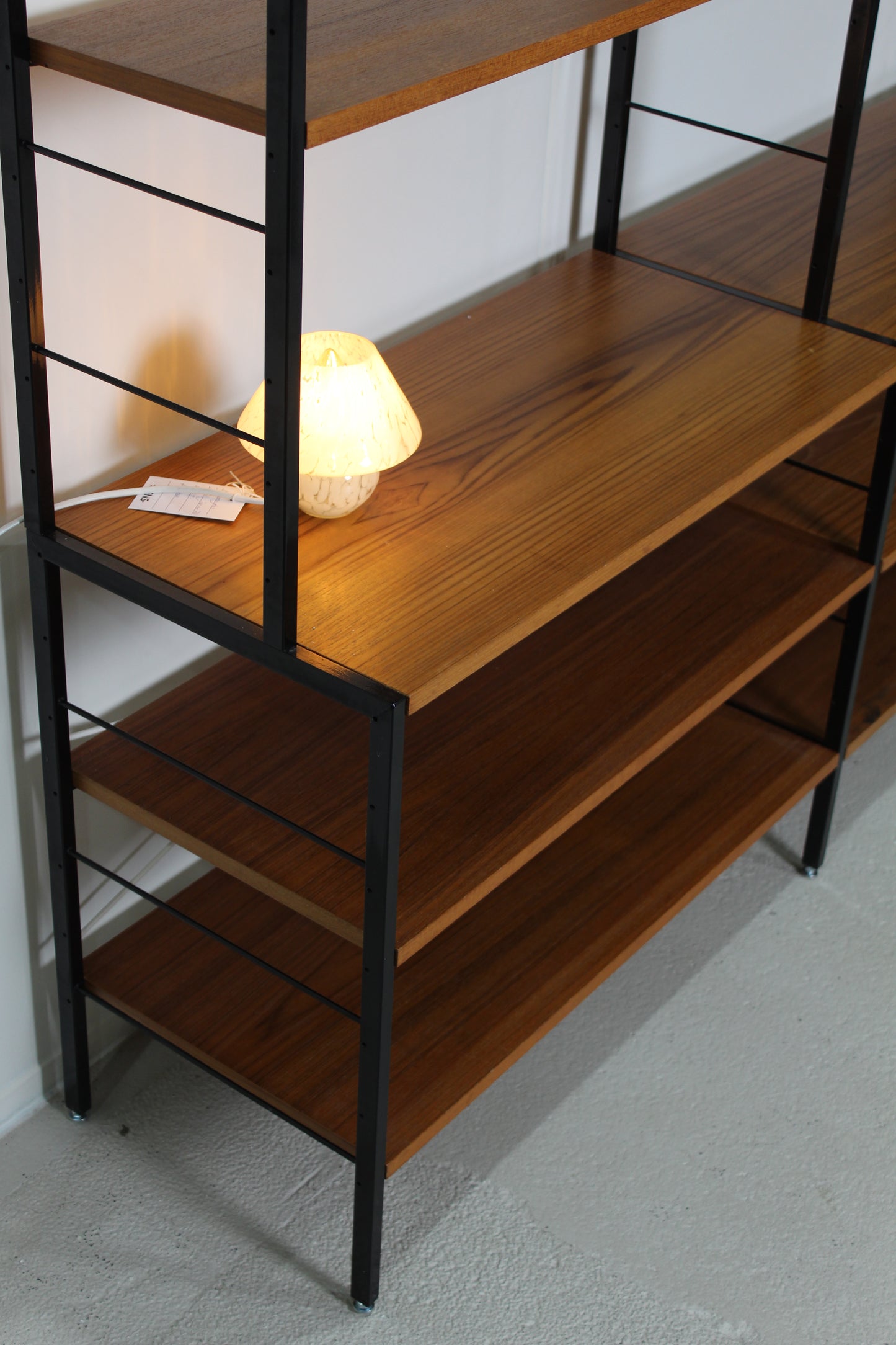 Vintage wandsysteem, stellingkast