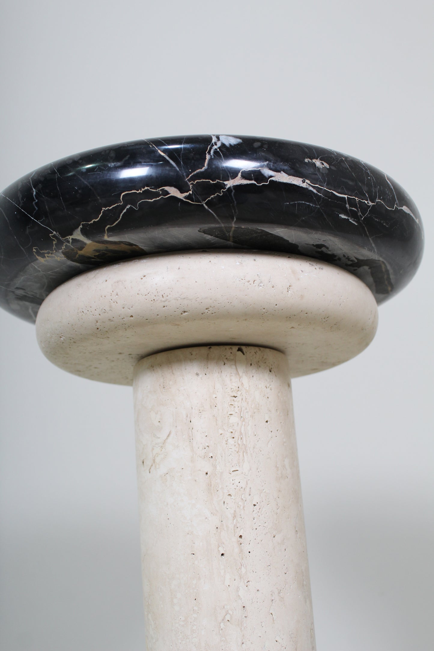 Vintage travertin, marmer plantenzuil