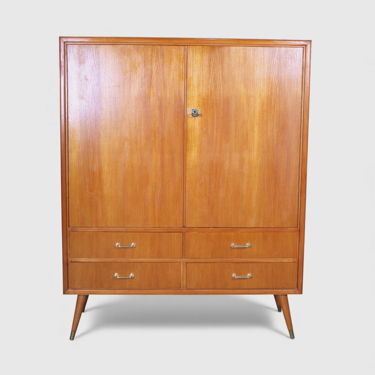 Vintage kledingkast, hoge kast