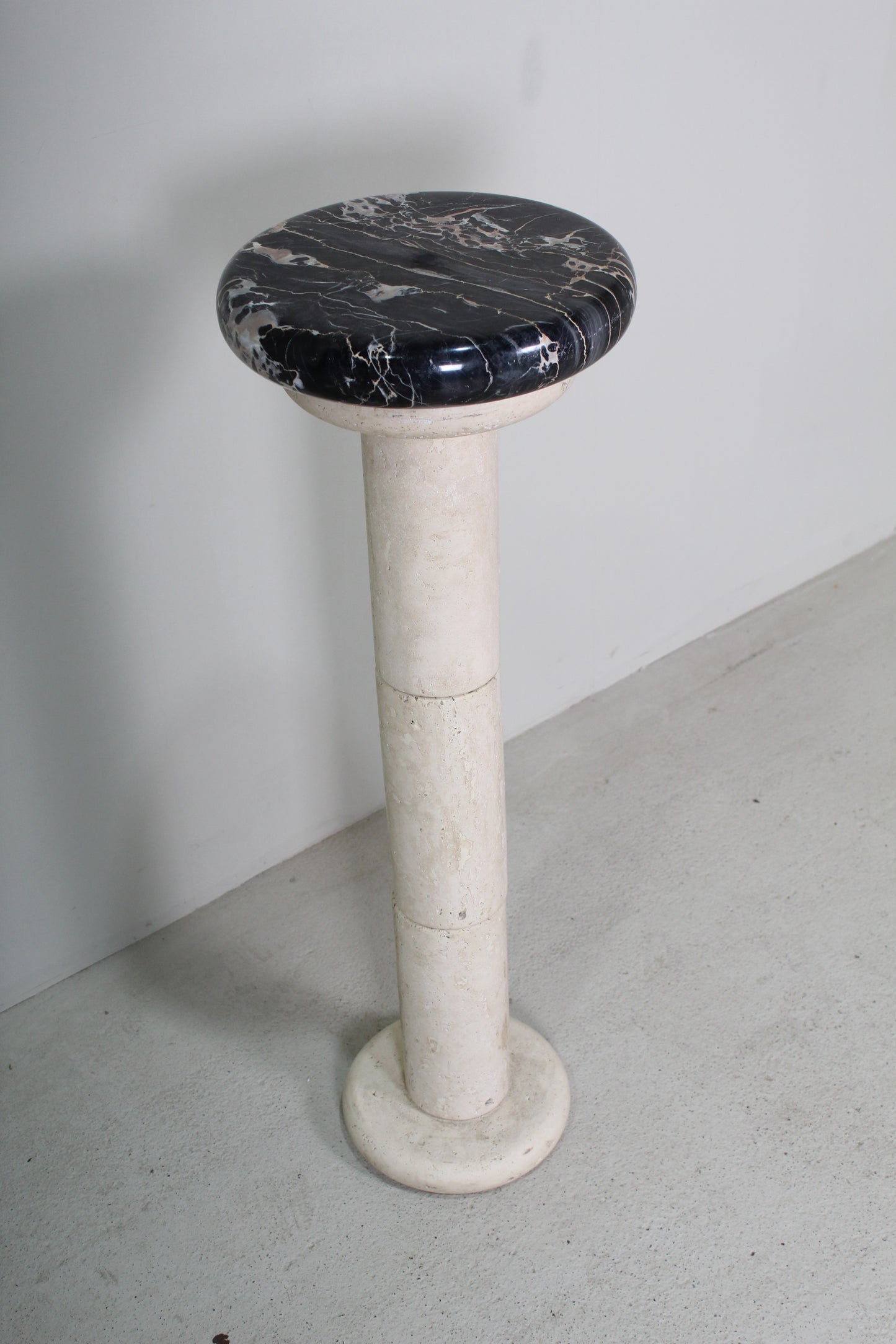 Vintage travertin, marmer plantenzuil