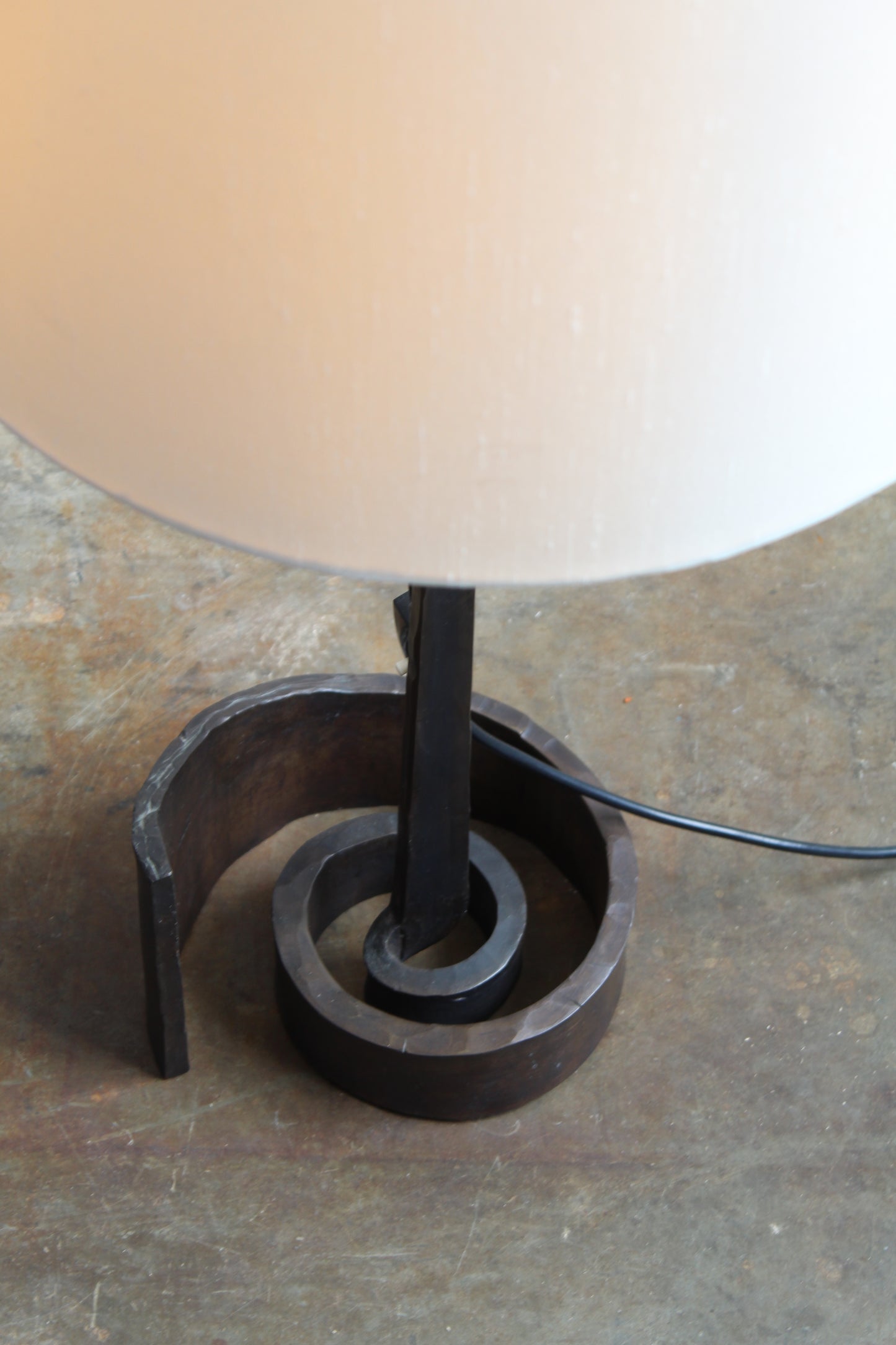 Vintage brutalistische tafellamp brons