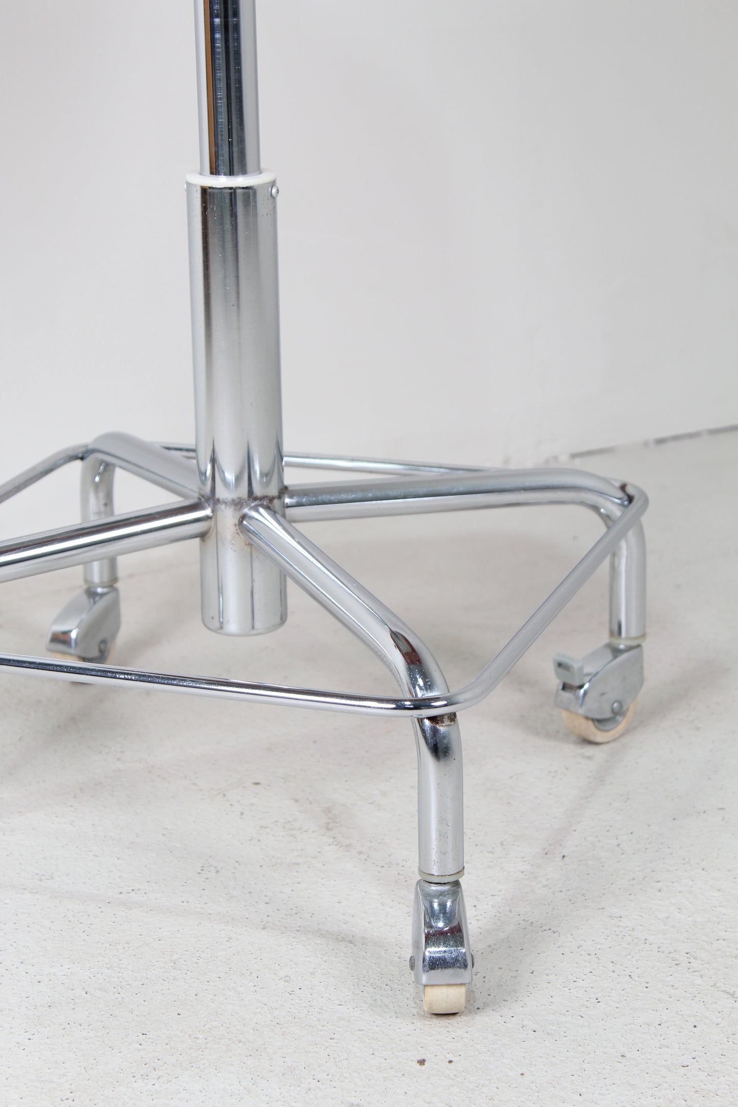 Rode industriële bureaustoel