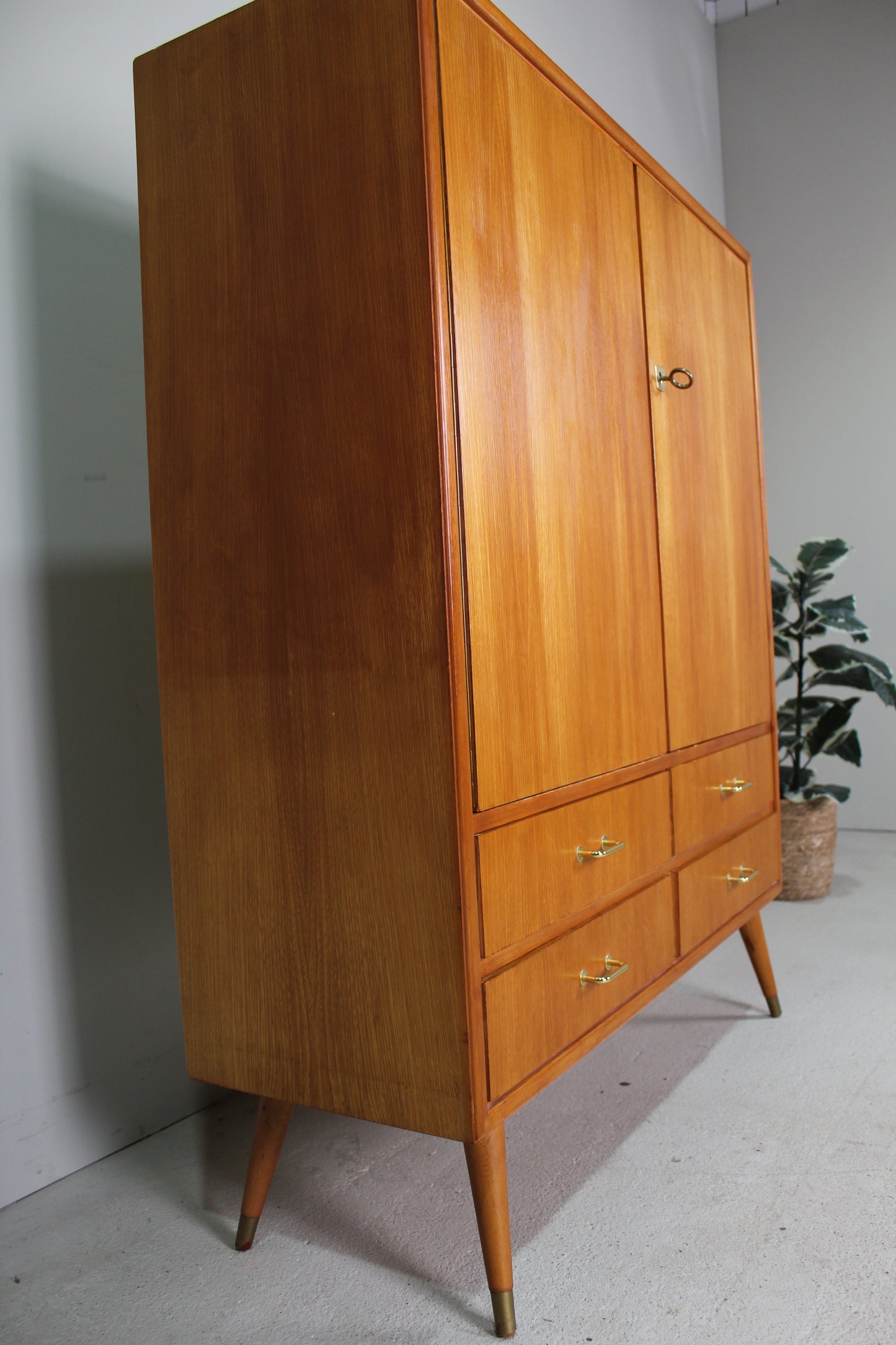 Vintage kledingkast, hoge kast