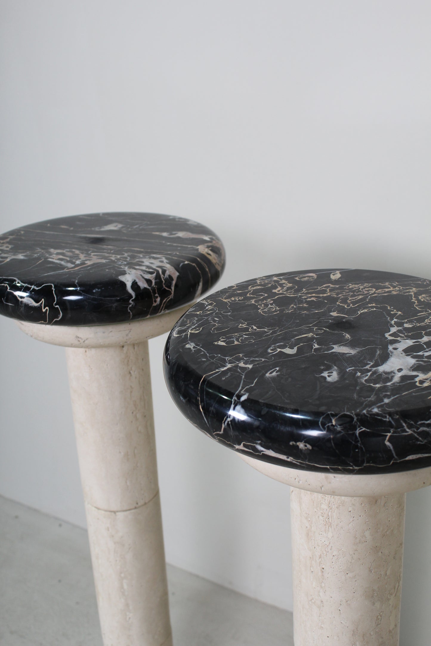 Vintage travertin, marmer plantenzuil