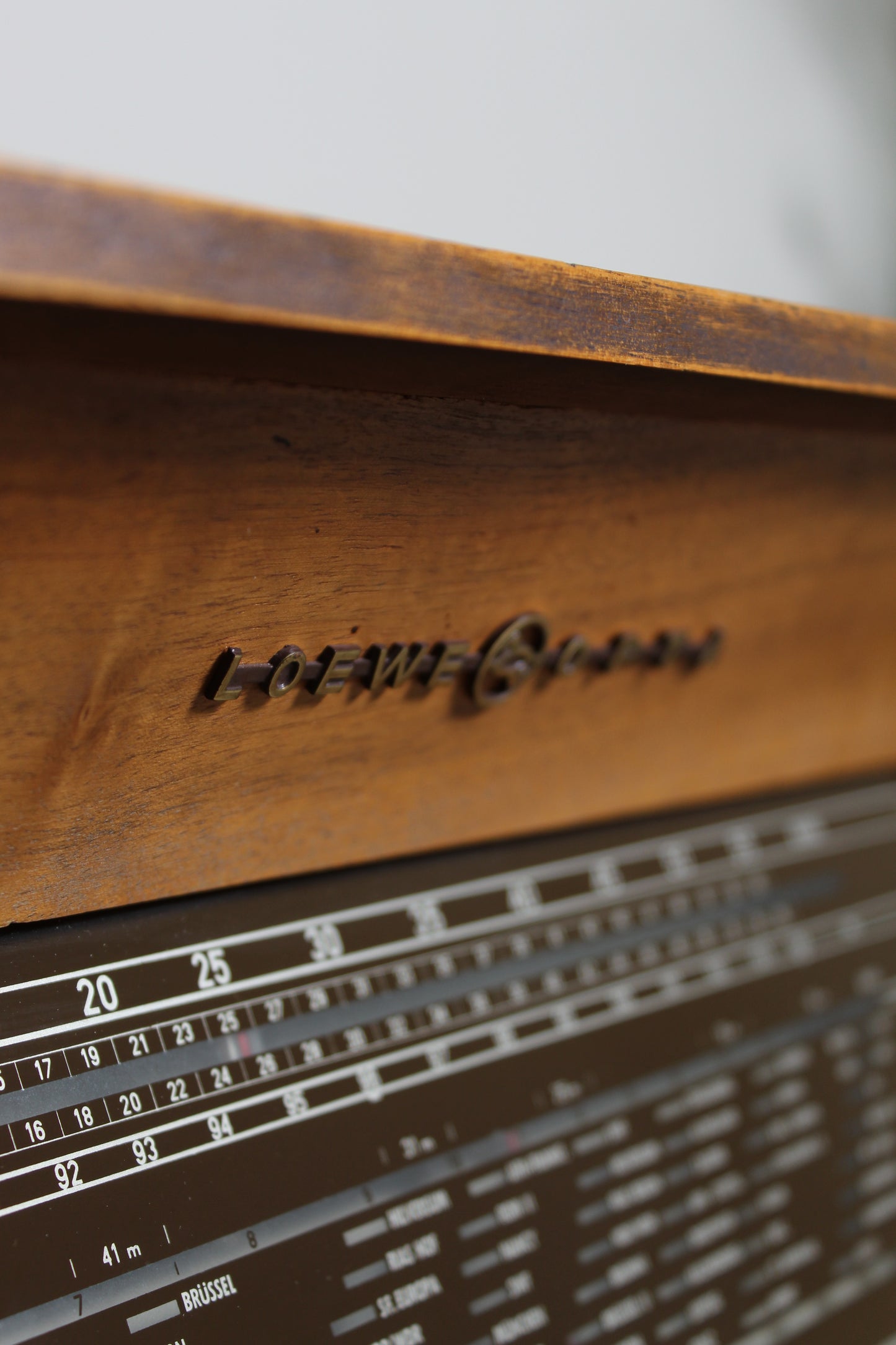 Vintage radiomeubel, muziekkast Loewe