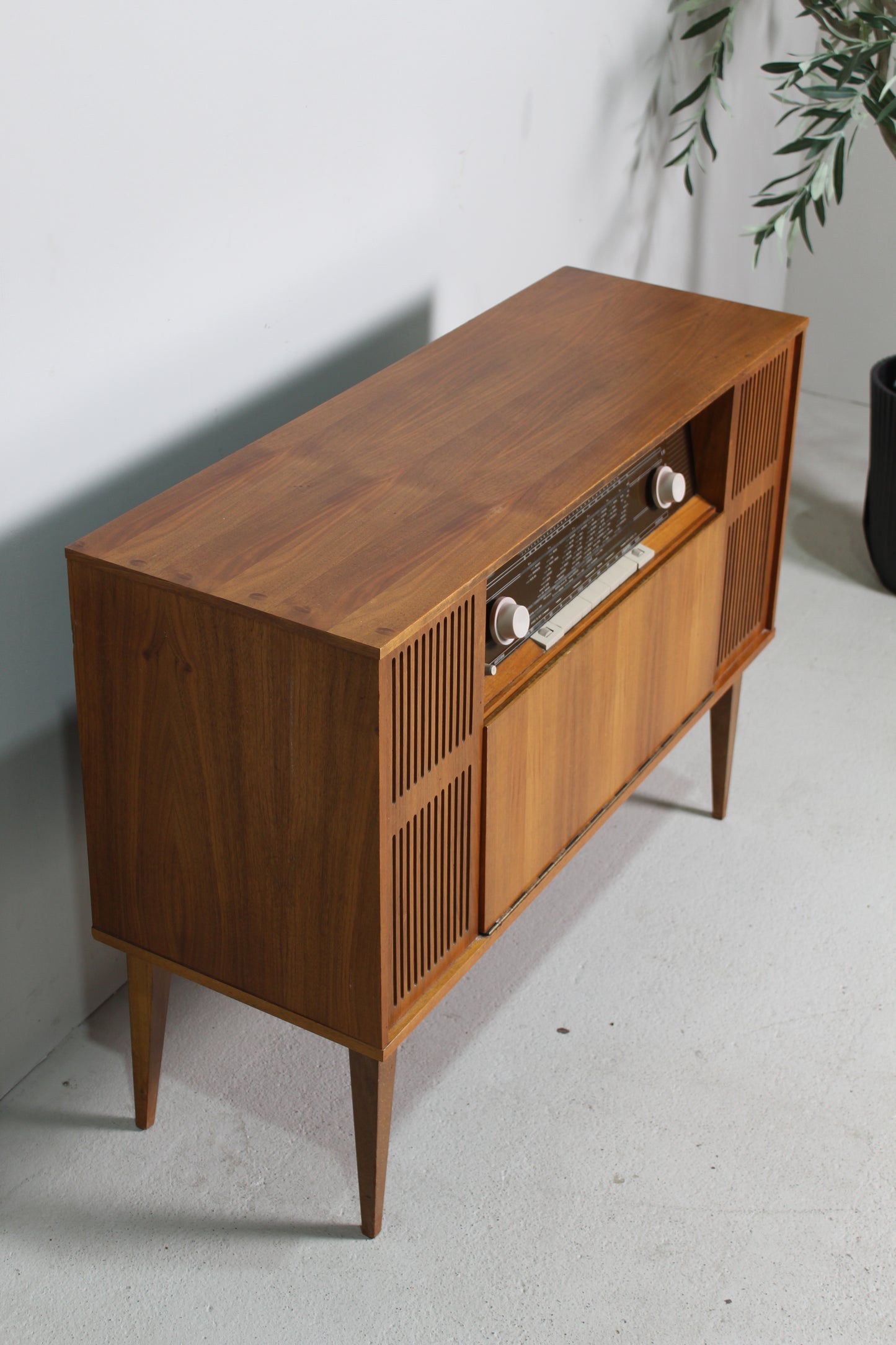 Vintage radiomeubel, muziekkast Loewe