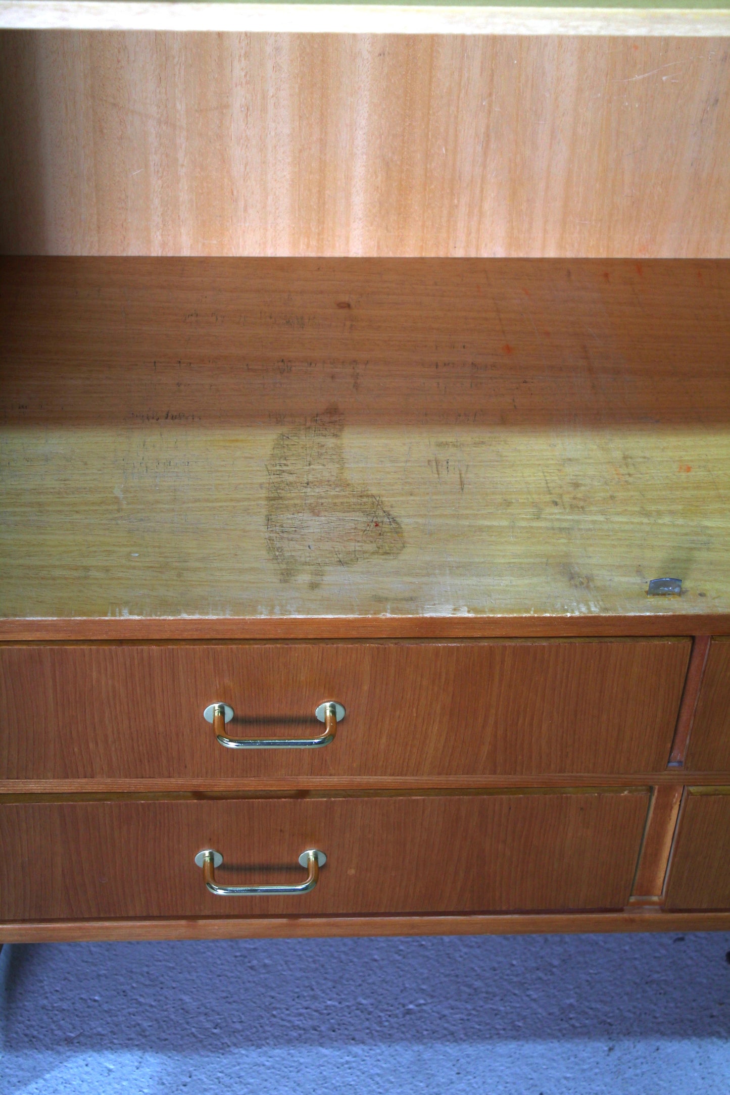 Vintage kledingkast, hoge kast