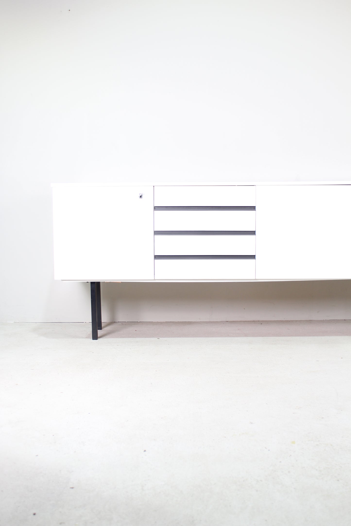 Vintage sideboard wit jaren '70