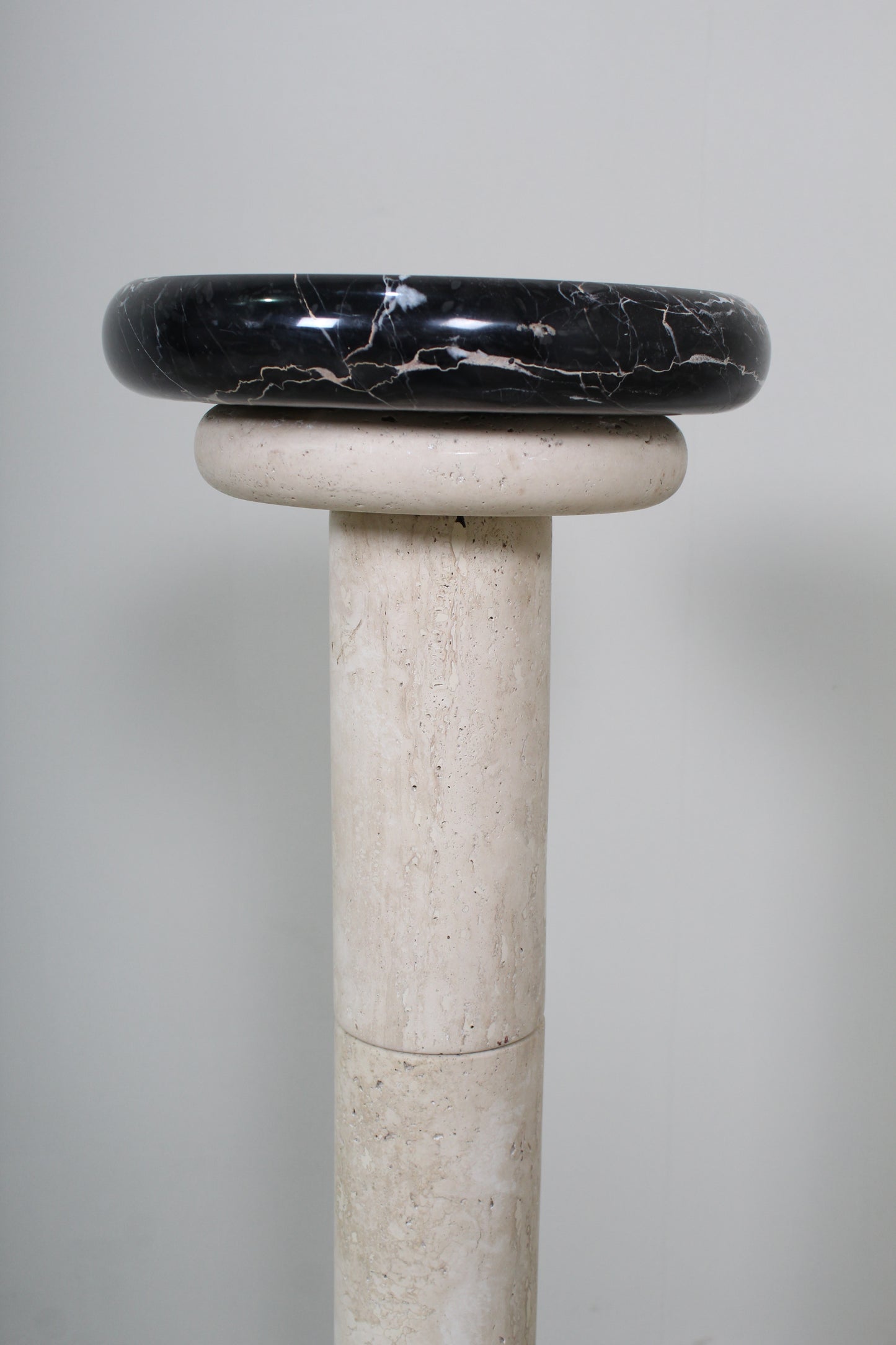 Vintage travertin, marmer plantenzuil