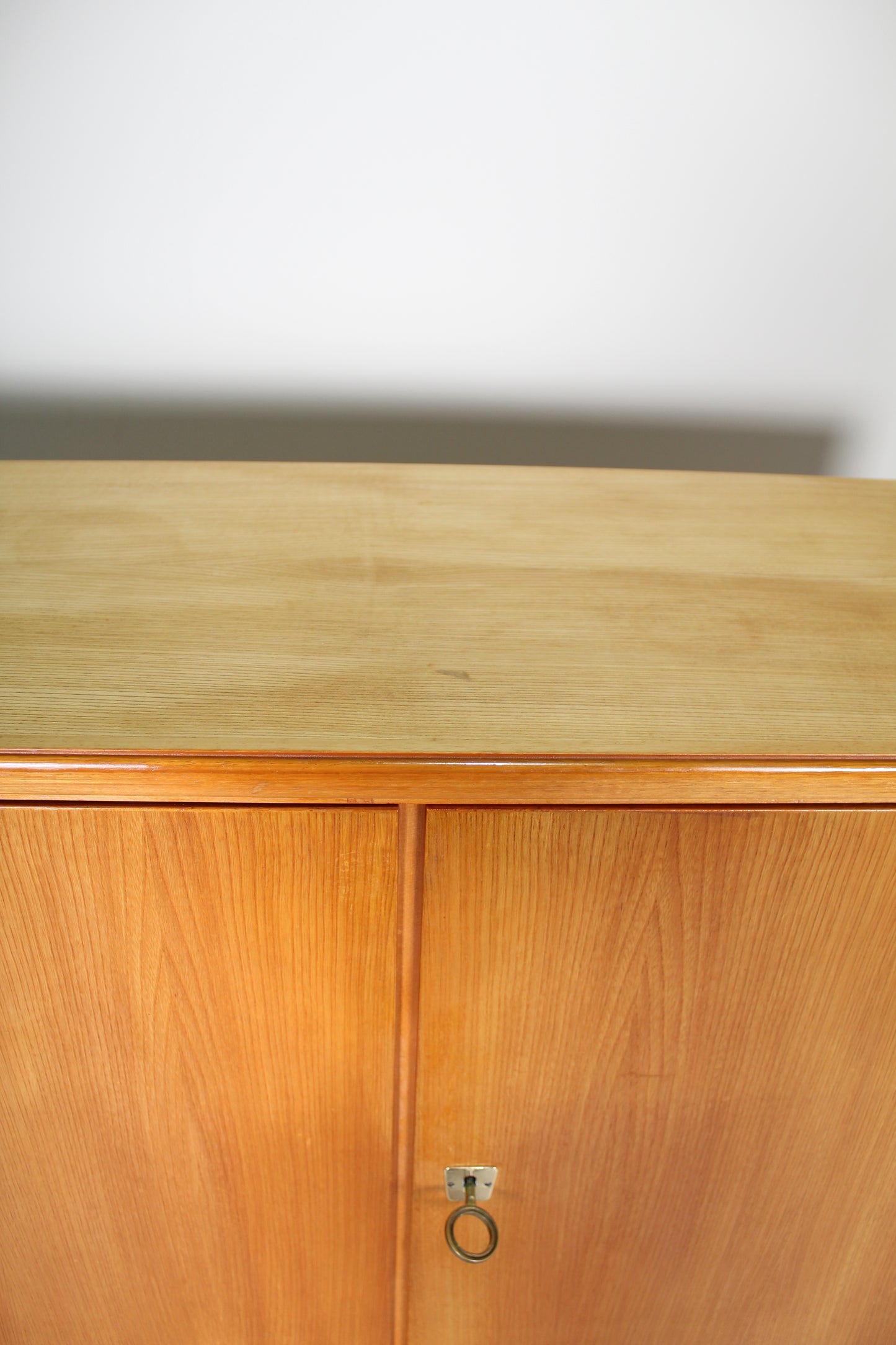 Vintage kledingkast, hoge kast