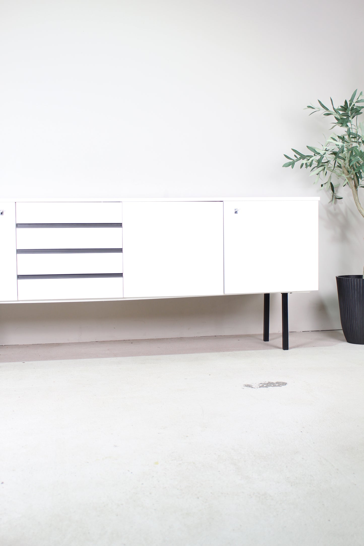 Vintage sideboard wit jaren '70