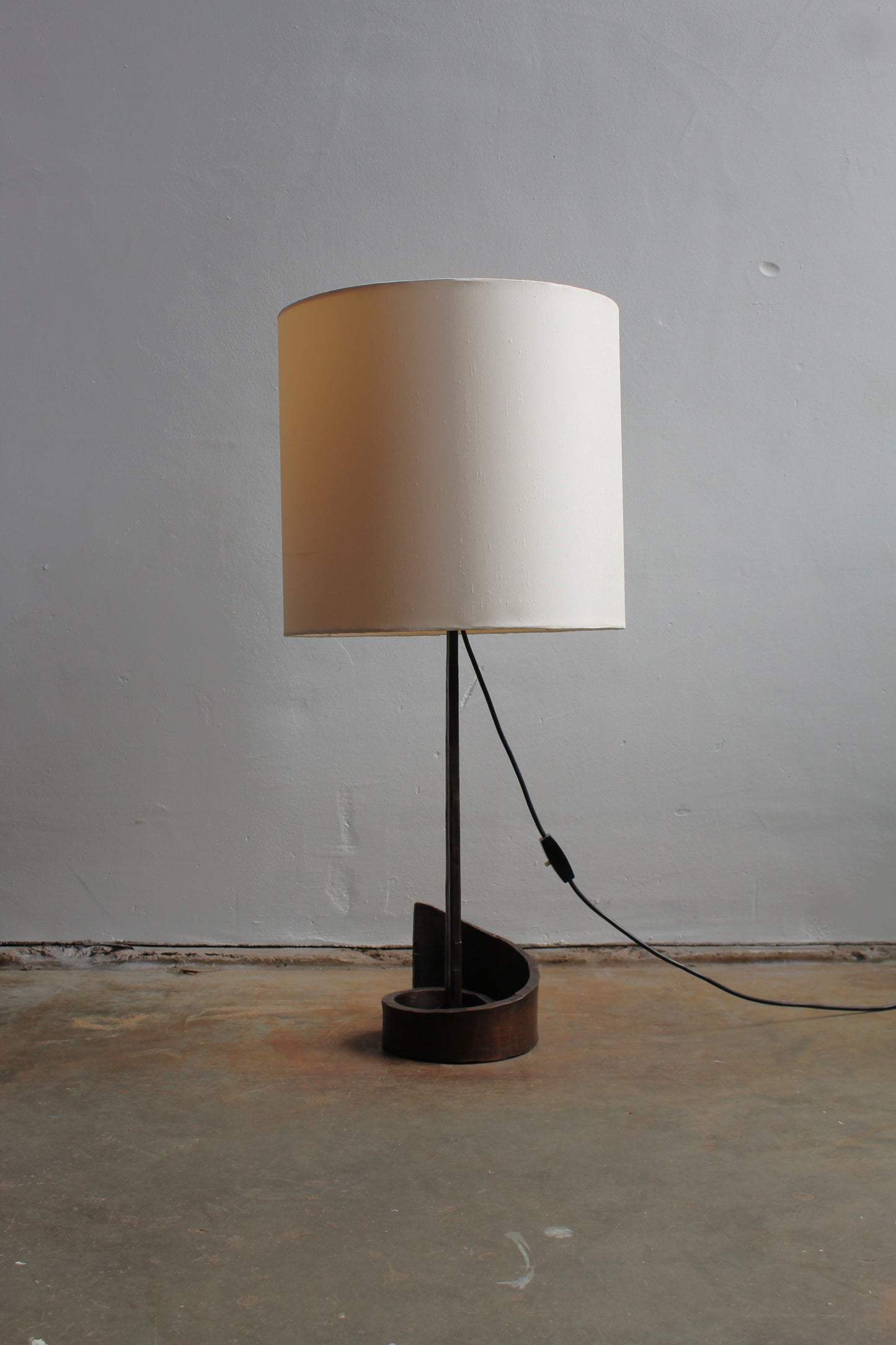 Vintage brutalistische tafellamp brons