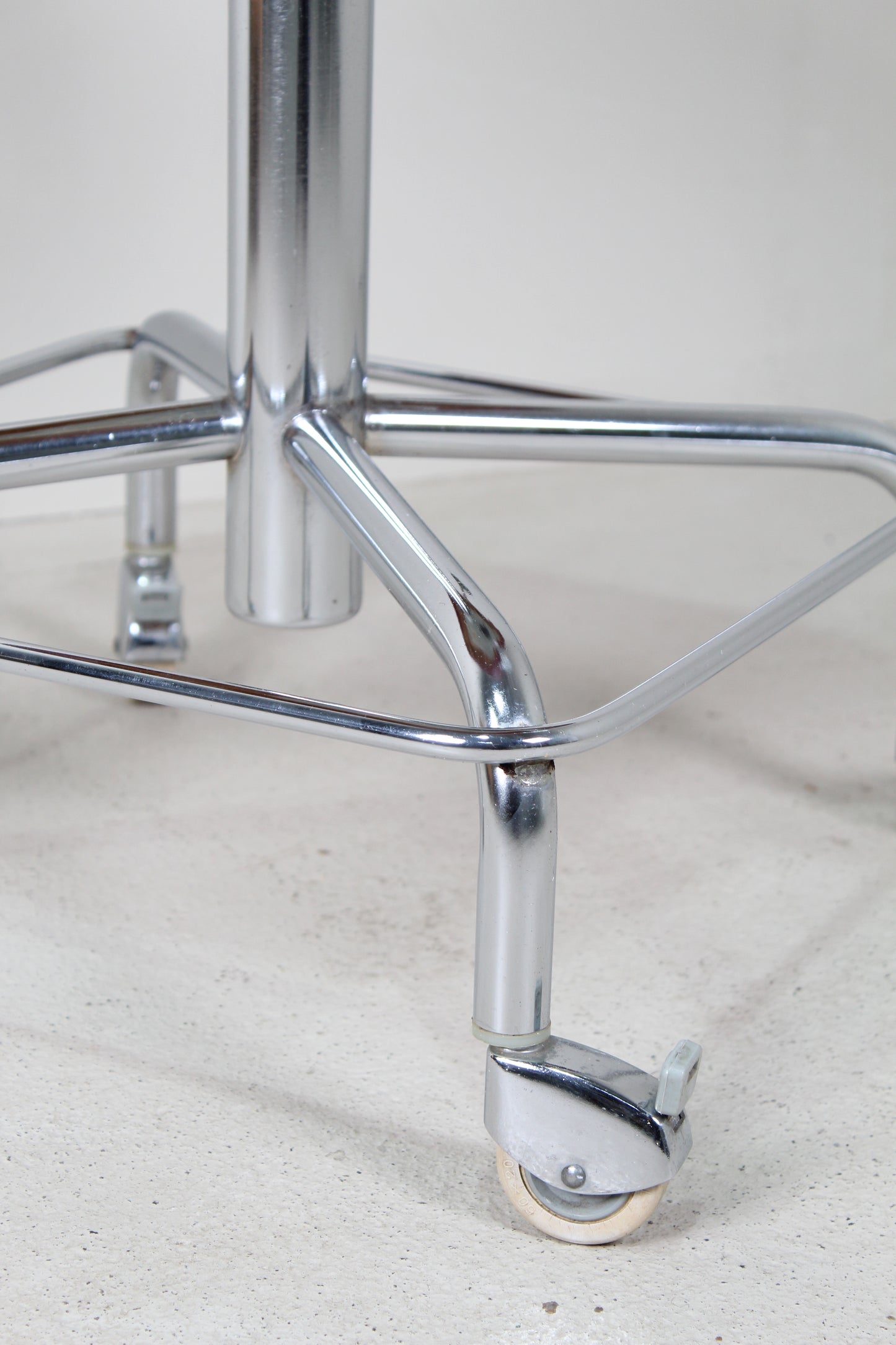 Rode industriële bureaustoel