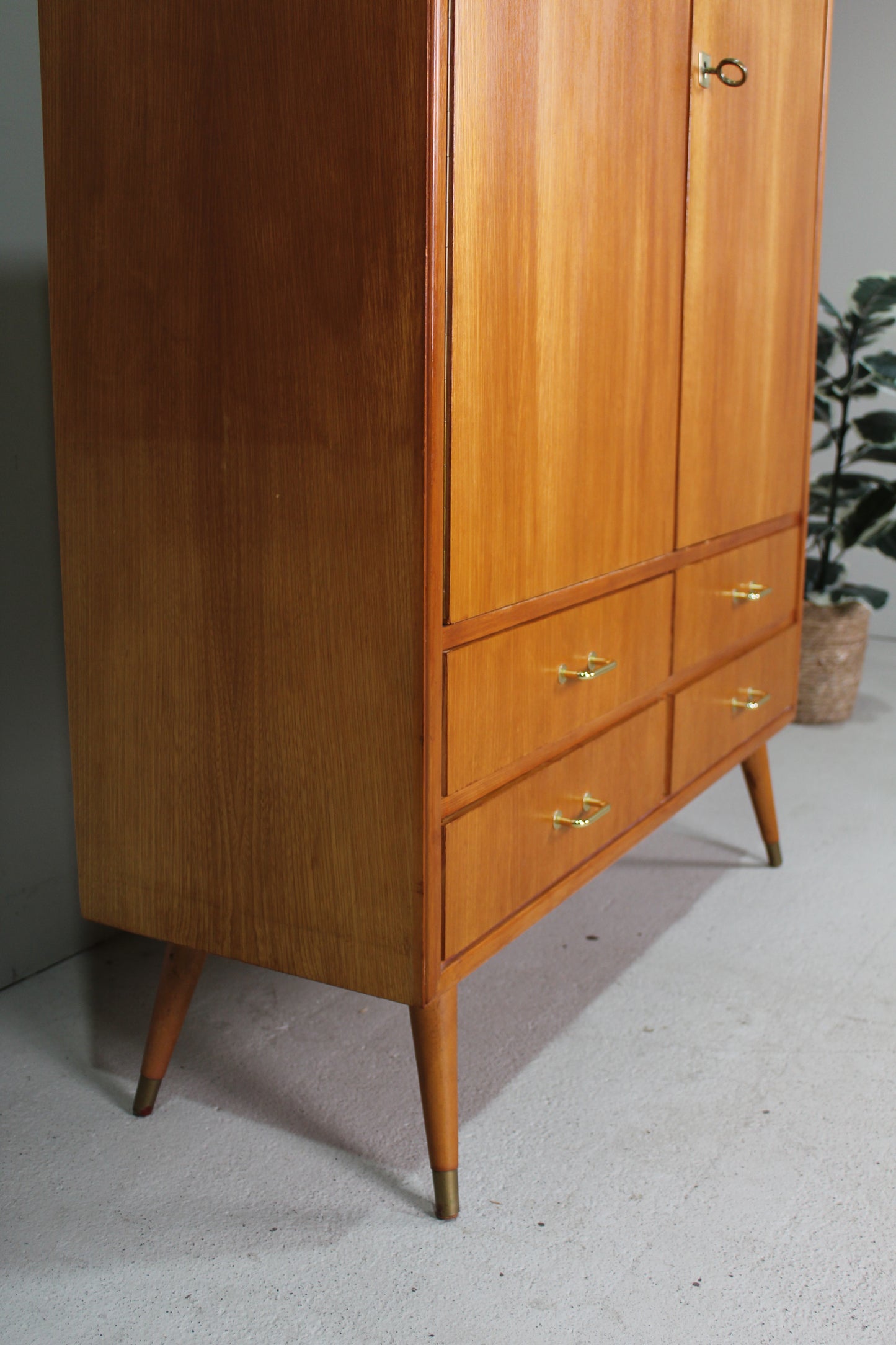 Vintage kledingkast, hoge kast