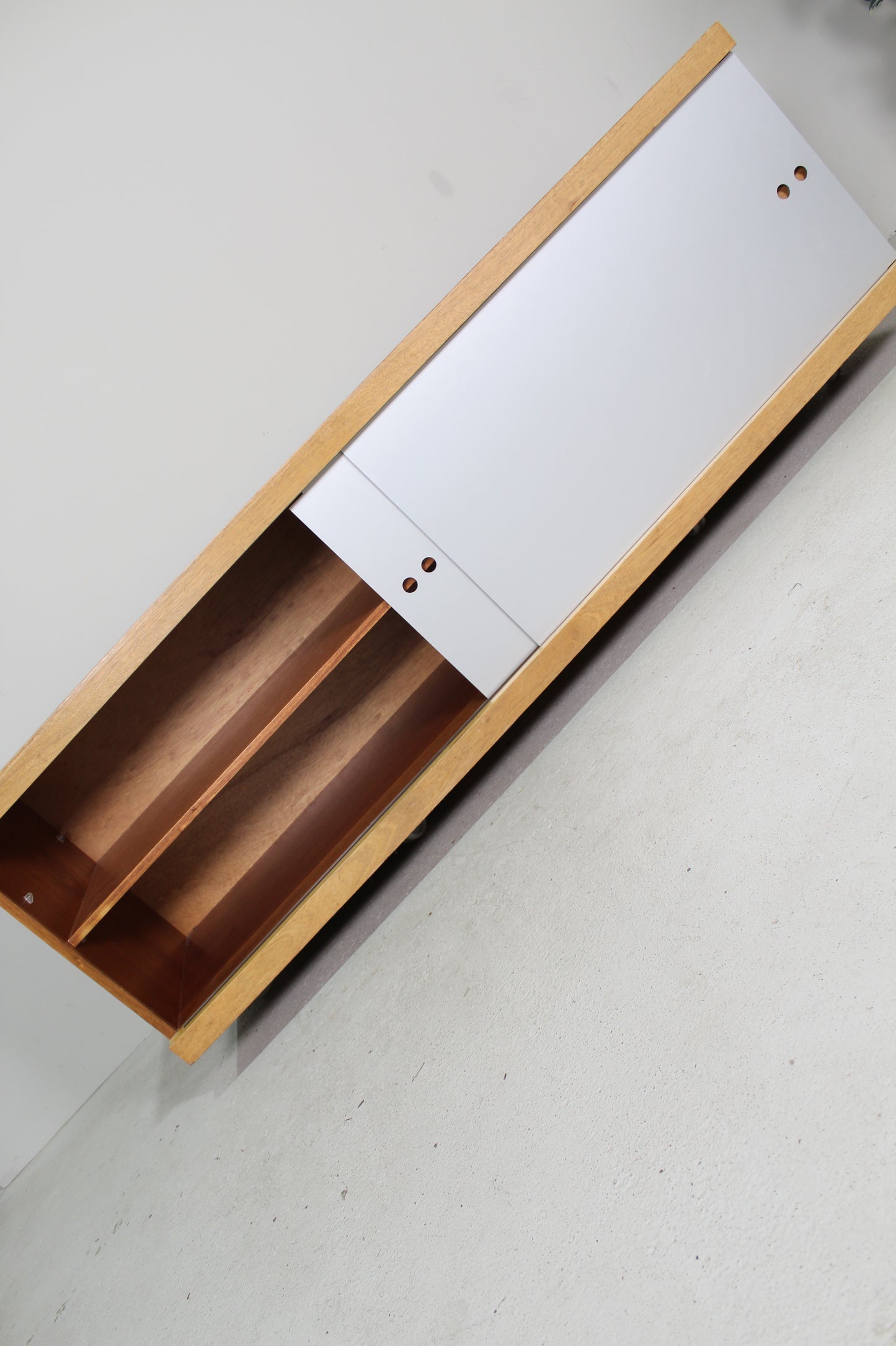 Vintage grijze zwevende kast