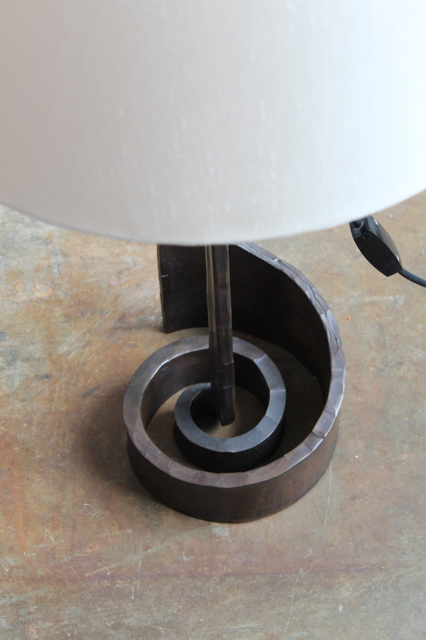 Vintage brutalistische tafellamp brons