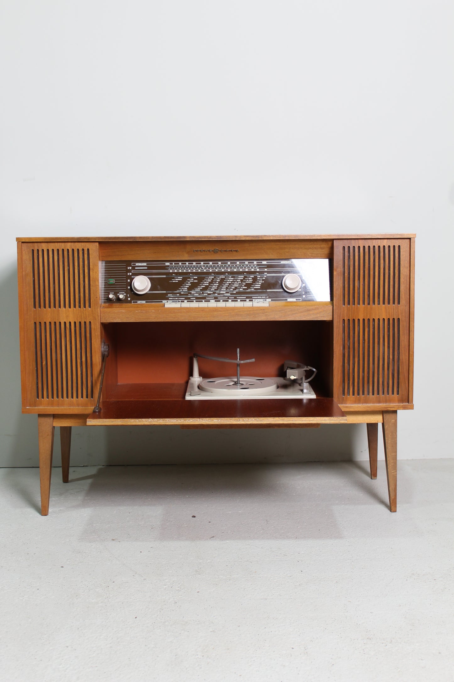 Vintage radiomeubel, muziekkast Loewe