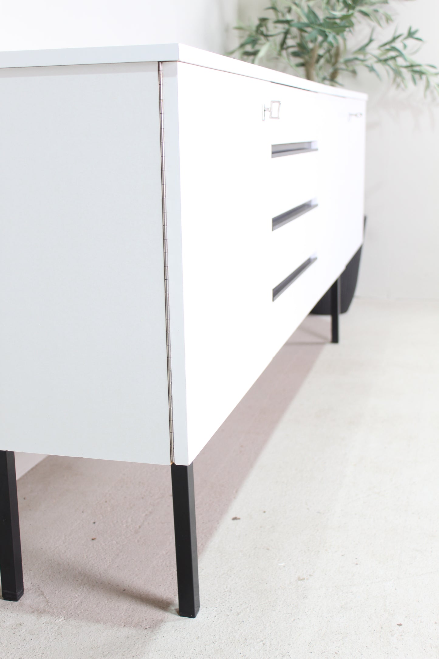 Vintage sideboard wit jaren '70