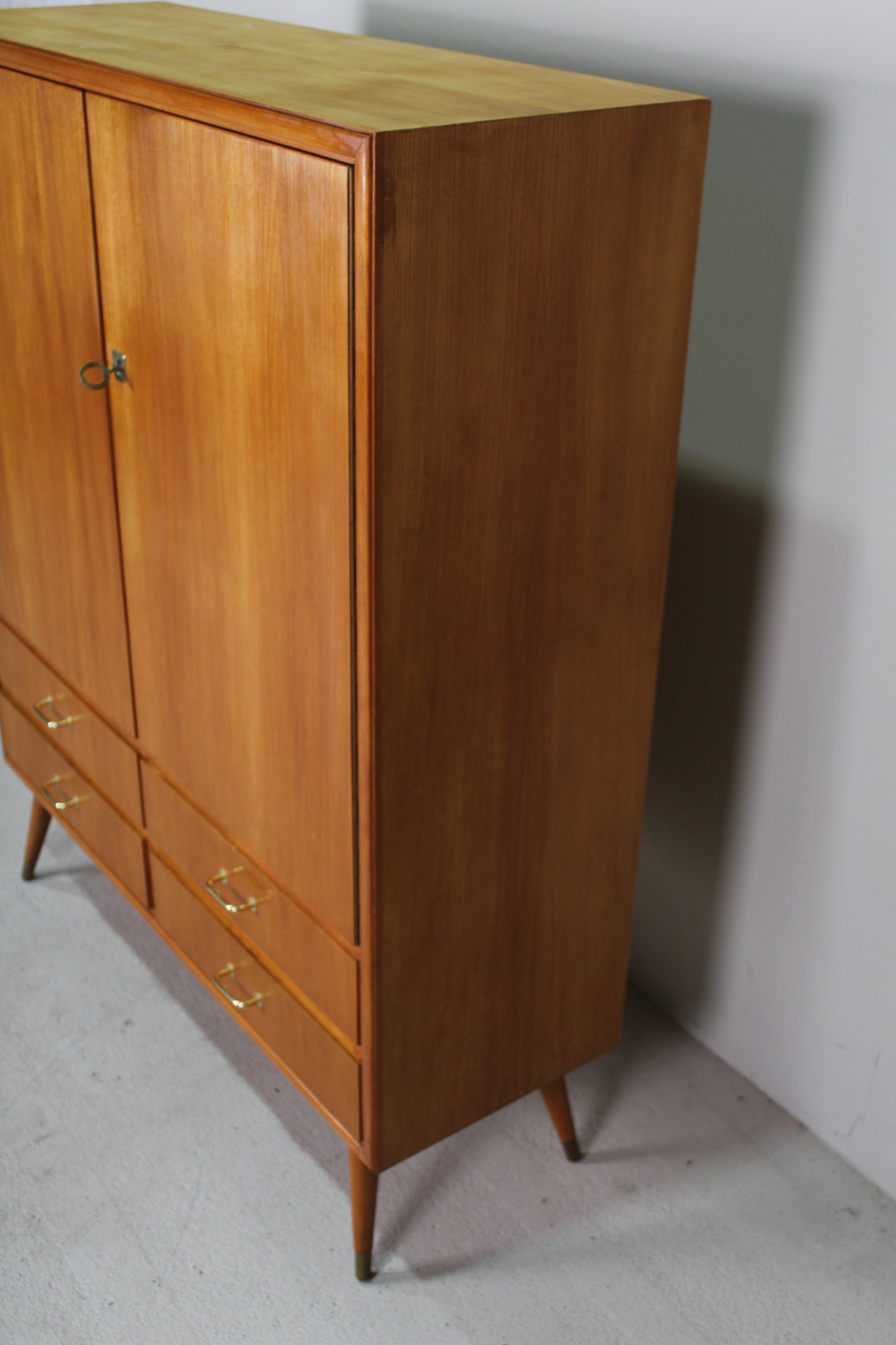 Vintage kledingkast, hoge kast