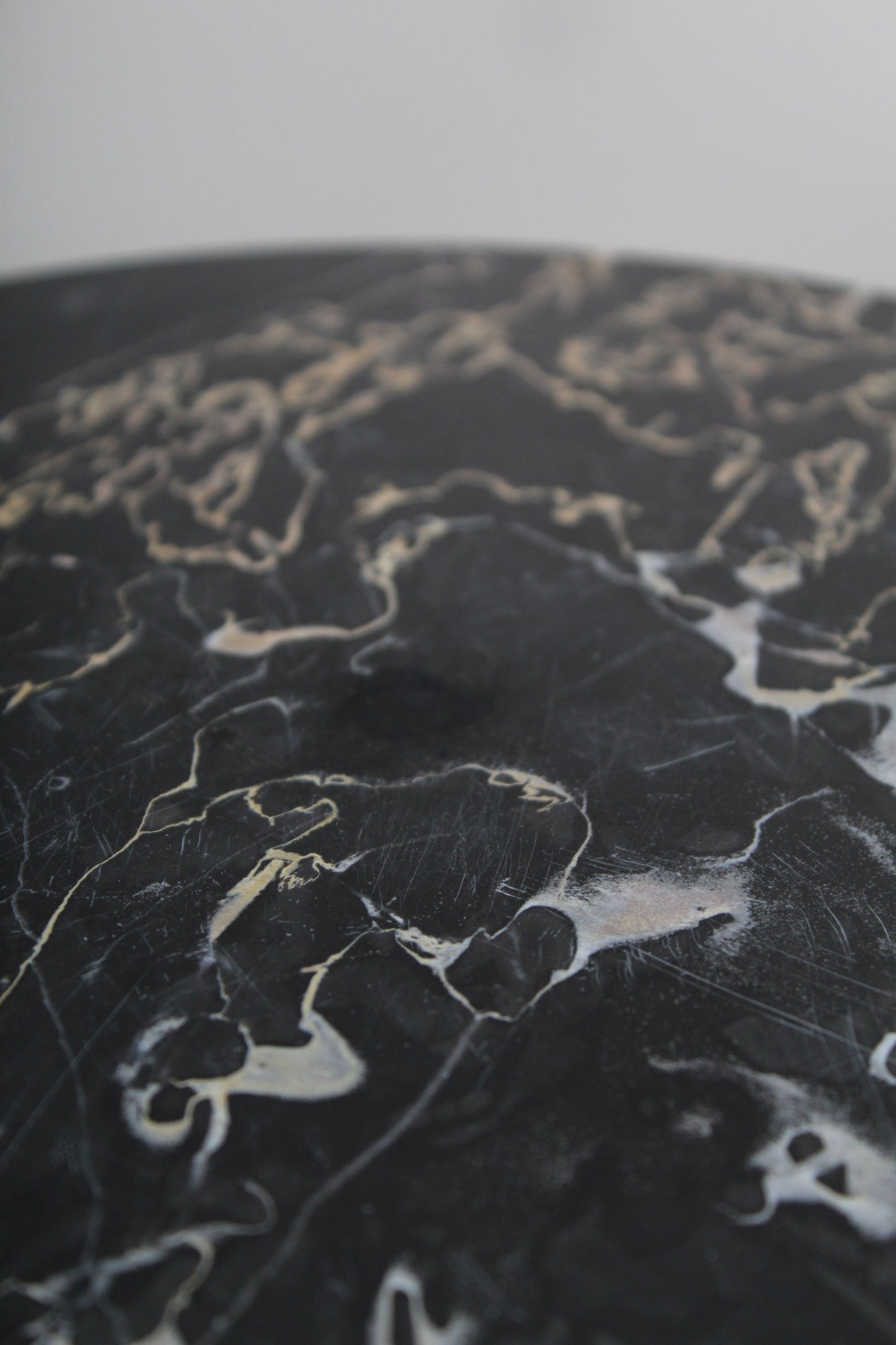 Vintage travertin, marmer plantenzuil