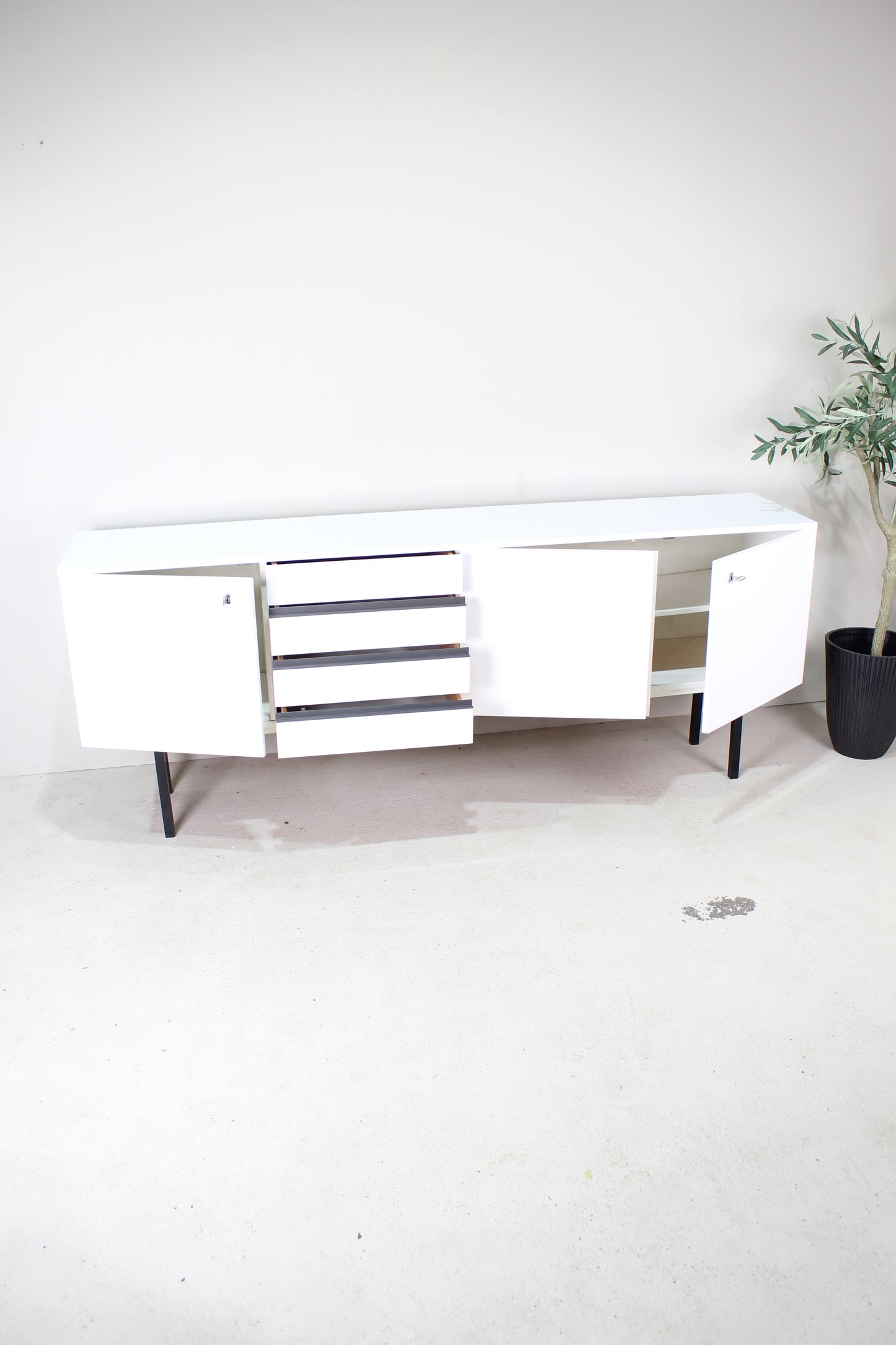 Vintage sideboard wit jaren '70