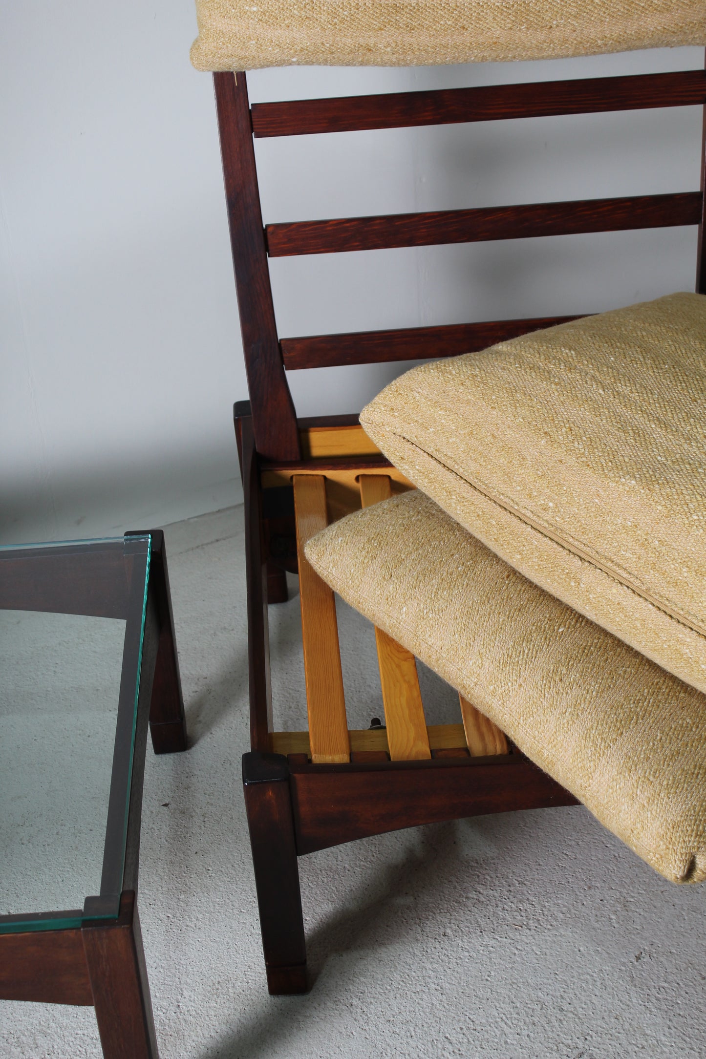 Vintage set fauteuil + bijzettafel uit 1975